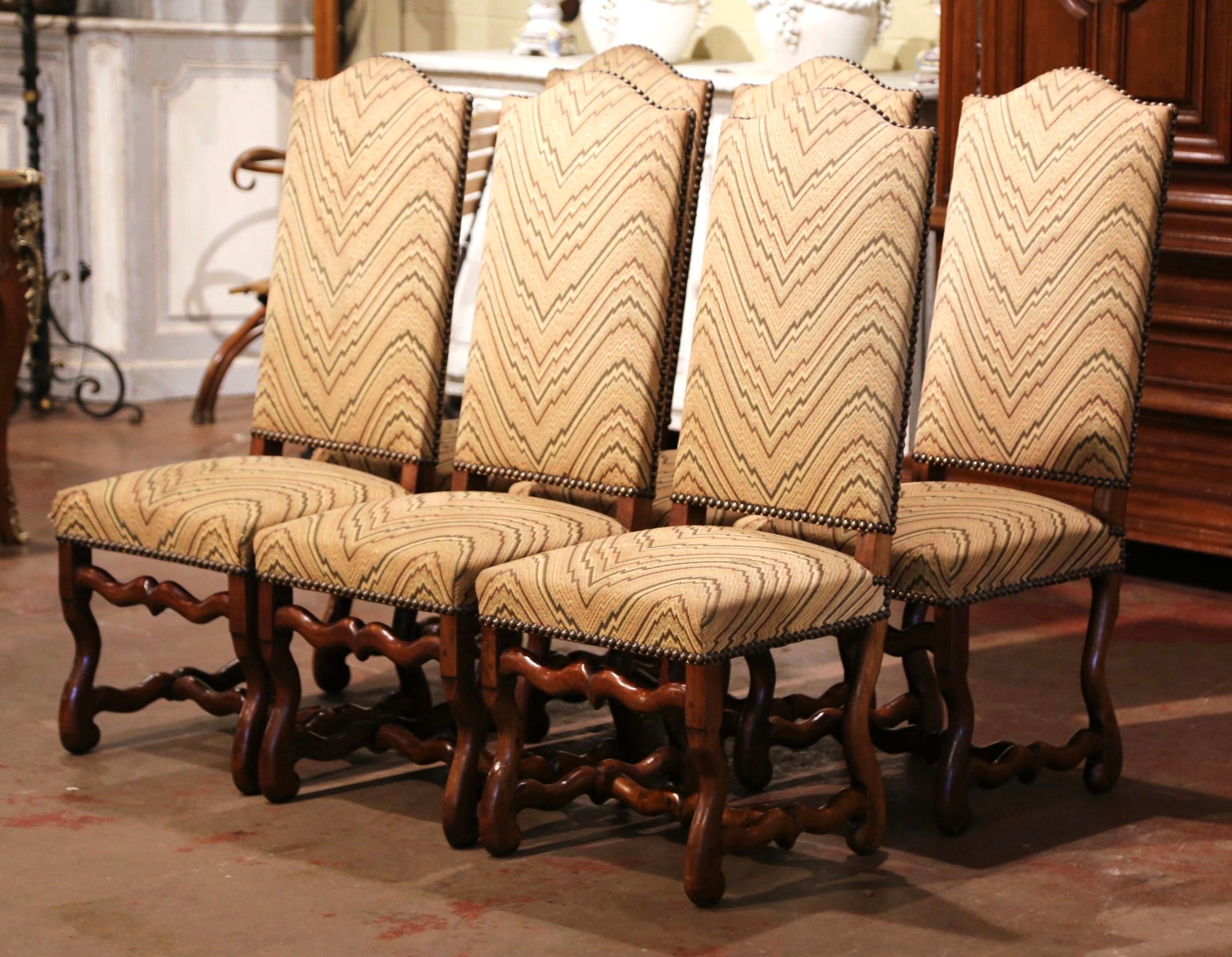 Ces élégantes chaises d'appoint ont été fabriquées en France, vers 1950. Chaque chaise repose sur des pieds sculptés en os de mouton, avec un châssis inférieur, et présente un haut dossier arqué et incliné, ainsi qu'une assise large et profonde. Les