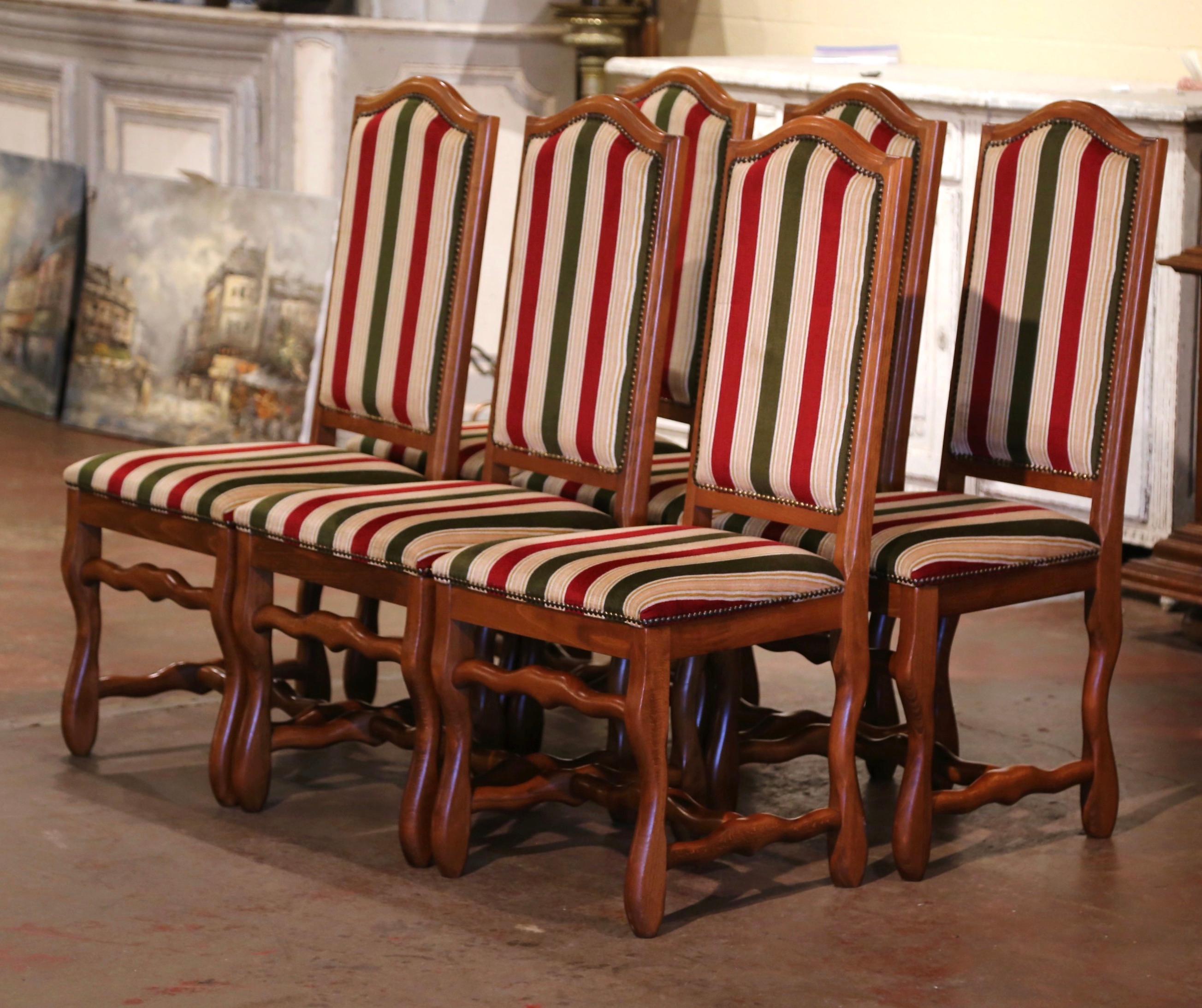 Habillez un petit déjeuner ou une salle à manger avec cette élégante suite de chaises d'appoint ! Fabriquée en France vers 1970 et en bois de hêtre, chaque chaise repose sur des pieds sculptés en 