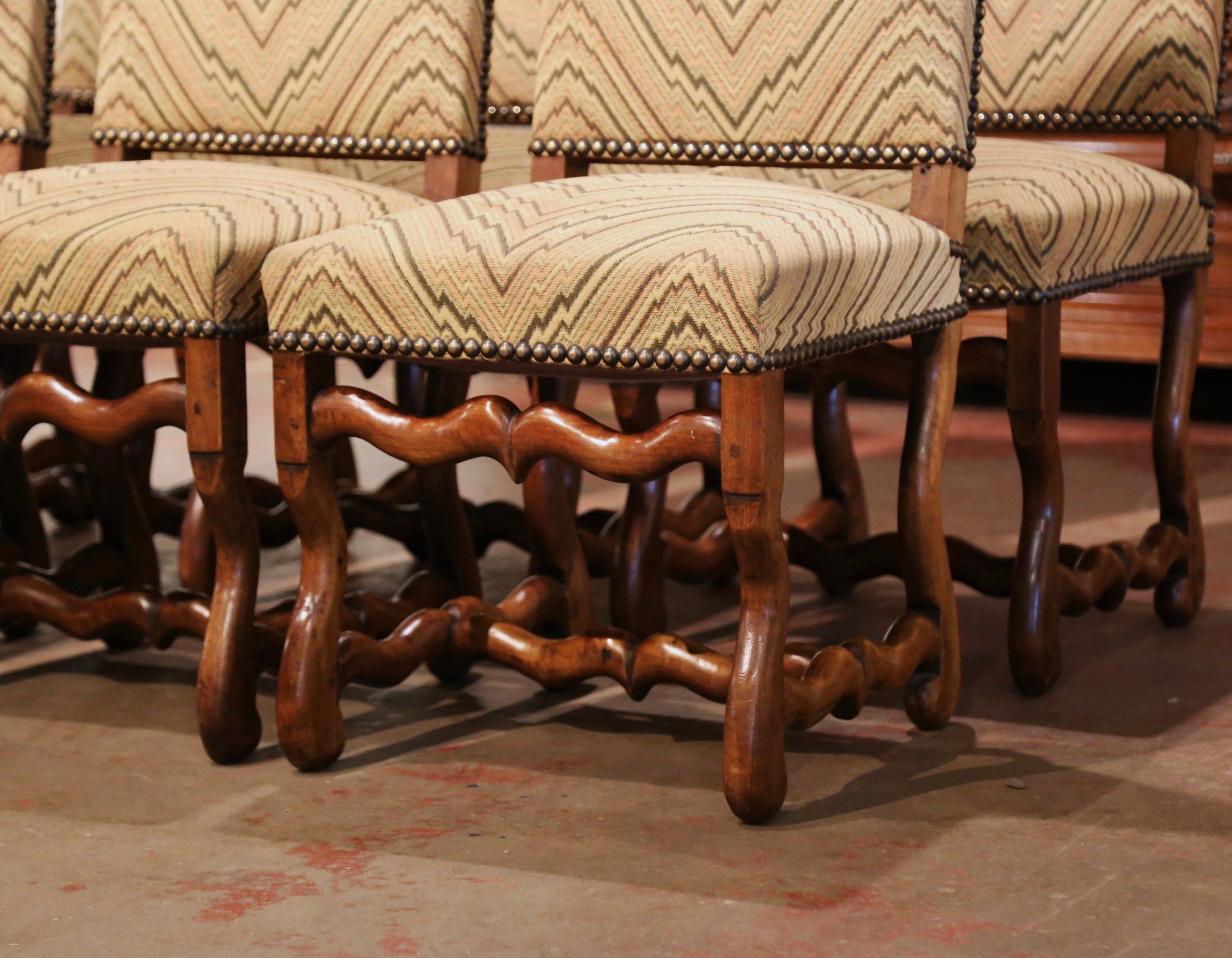 Français Lot de six chaises de salle à manger Louis XIII françaises du milieu du 20e siècle sculptées en os de mouton