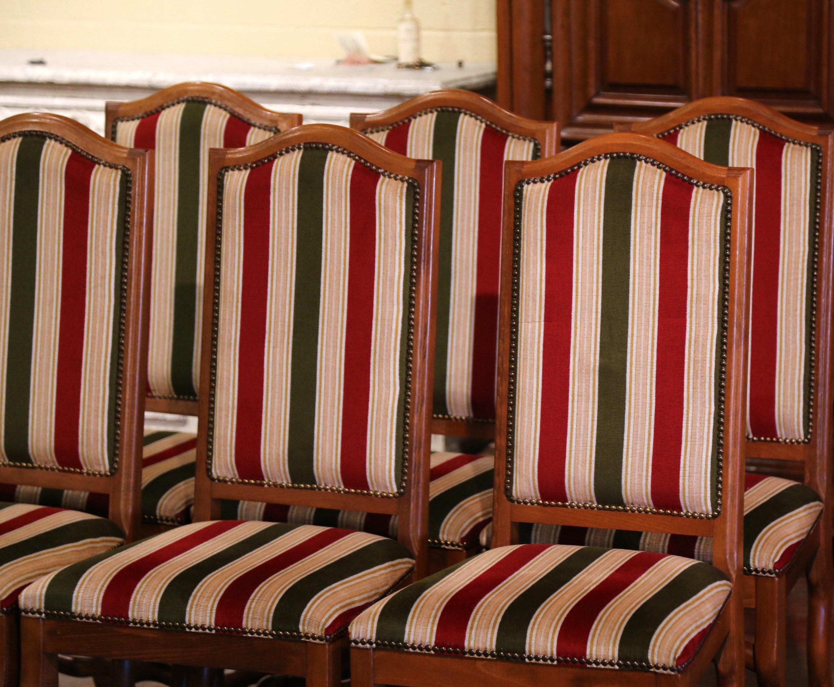 Français Lot de six chaises de salle à manger Louis XIII françaises du milieu du 20e siècle sculptées en os de mouton en vente