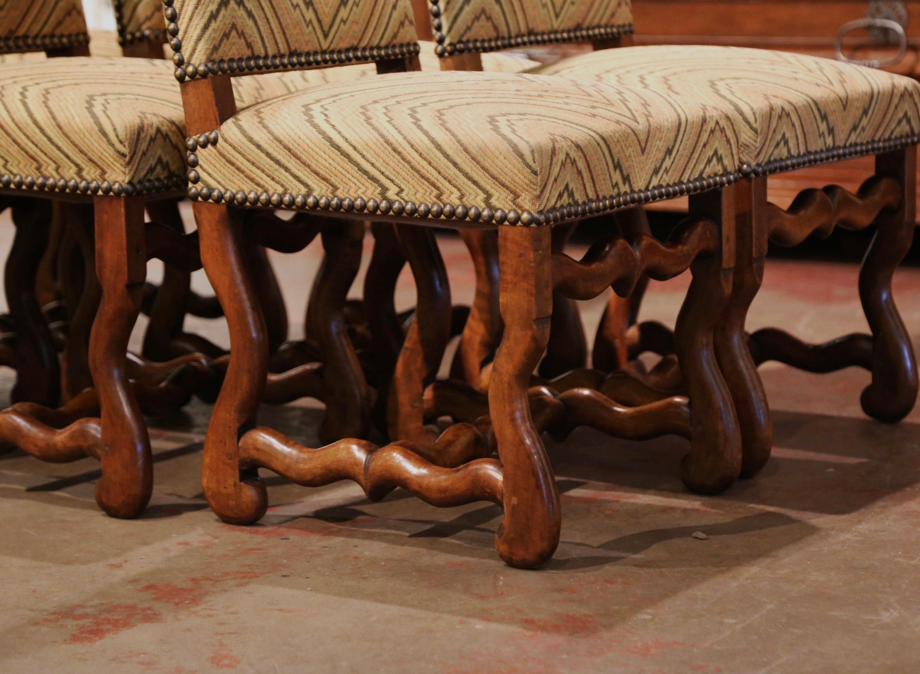 Lot de six chaises de salle à manger Louis XIII françaises du milieu du 20e siècle sculptées en os de mouton 2