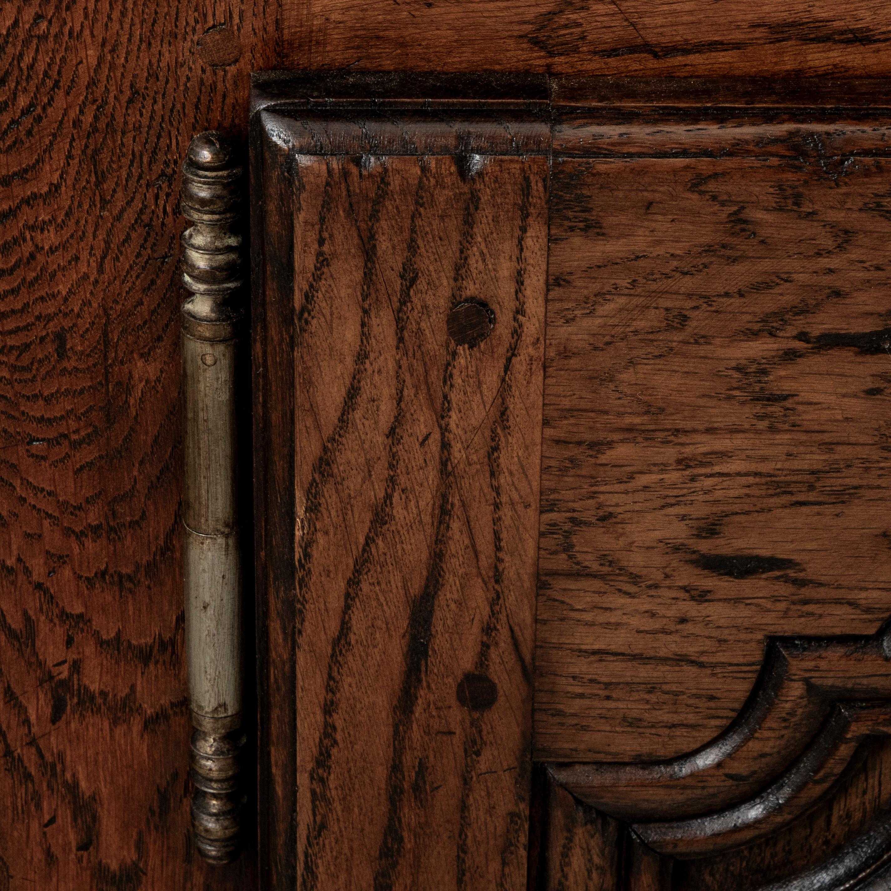 Mitte des 20. Jahrhunderts Französisch Louis XIV-Stil Kunsthandwerkliche Eiche Enfilade, Sideboard im Angebot 14