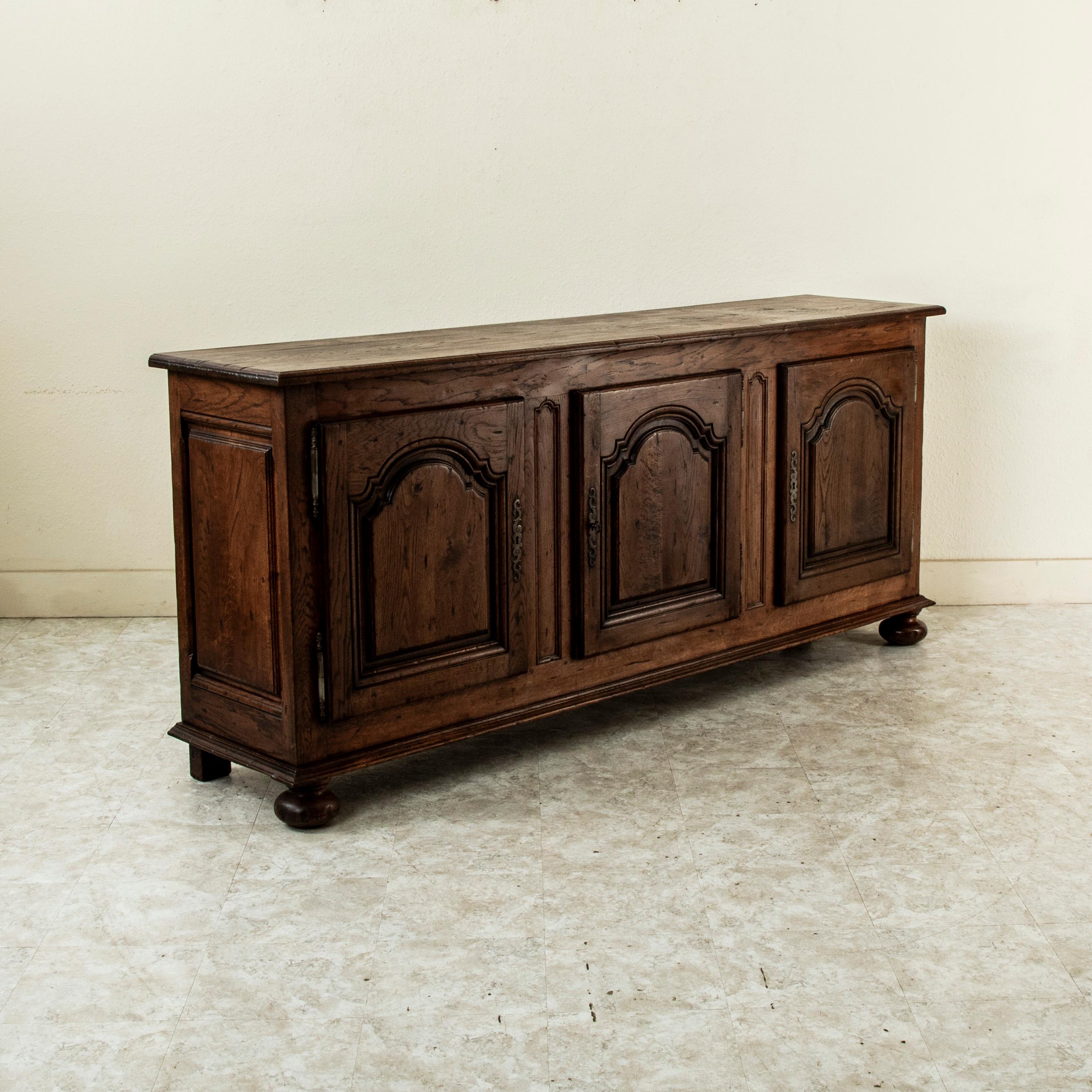 Mitte des 20. Jahrhunderts Französisch Louis XIV-Stil Kunsthandwerkliche Eiche Enfilade, Sideboard (Louis XIV.) im Angebot