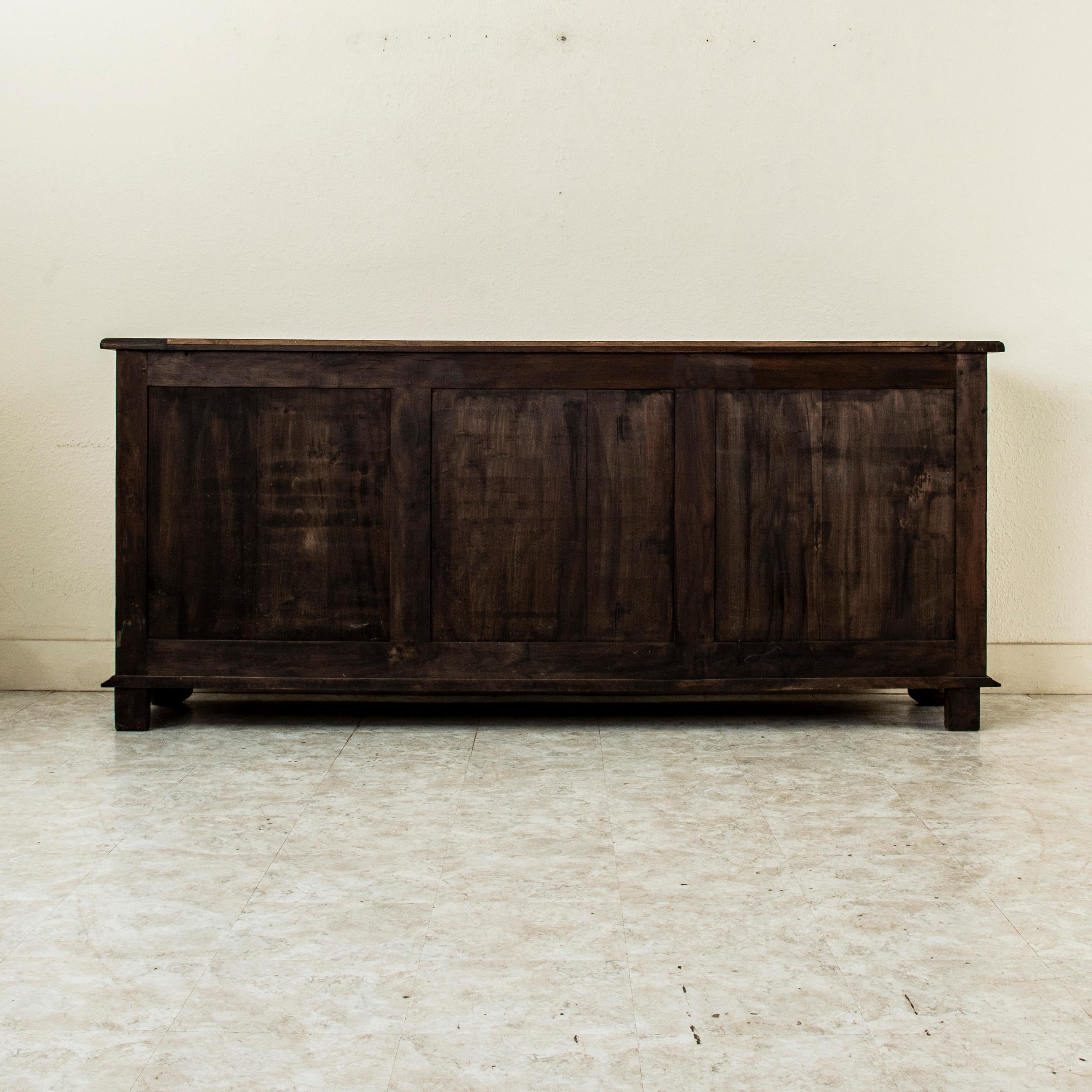 Mitte des 20. Jahrhunderts Französisch Louis XIV-Stil Kunsthandwerkliche Eiche Enfilade, Sideboard (Eisen) im Angebot