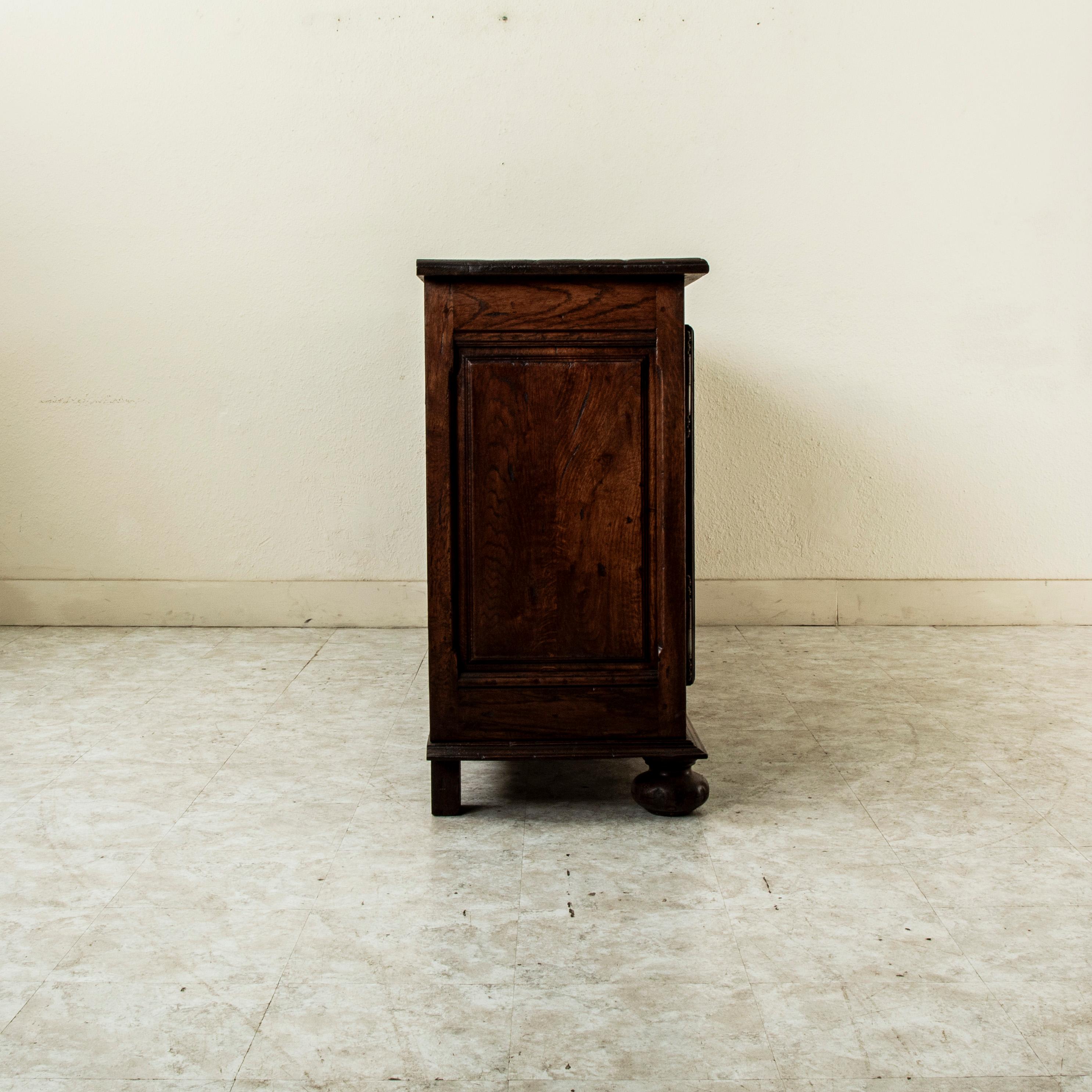 Mitte des 20. Jahrhunderts Französisch Louis XIV-Stil Kunsthandwerkliche Eiche Enfilade, Sideboard im Angebot 1