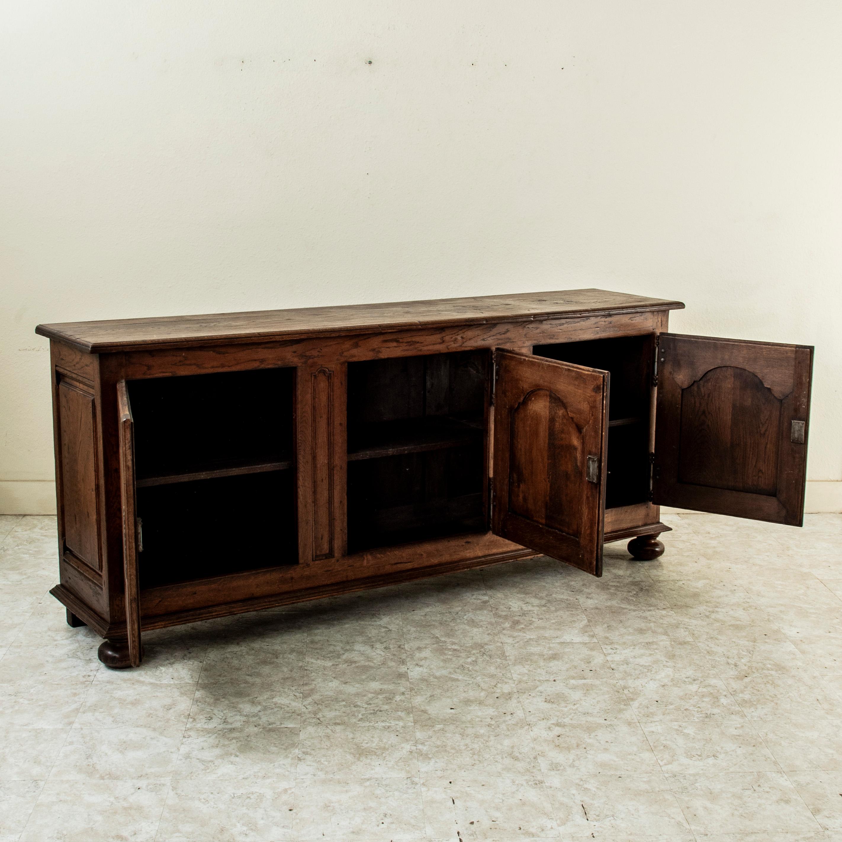 Mitte des 20. Jahrhunderts Französisch Louis XIV-Stil Kunsthandwerkliche Eiche Enfilade, Sideboard im Angebot 2
