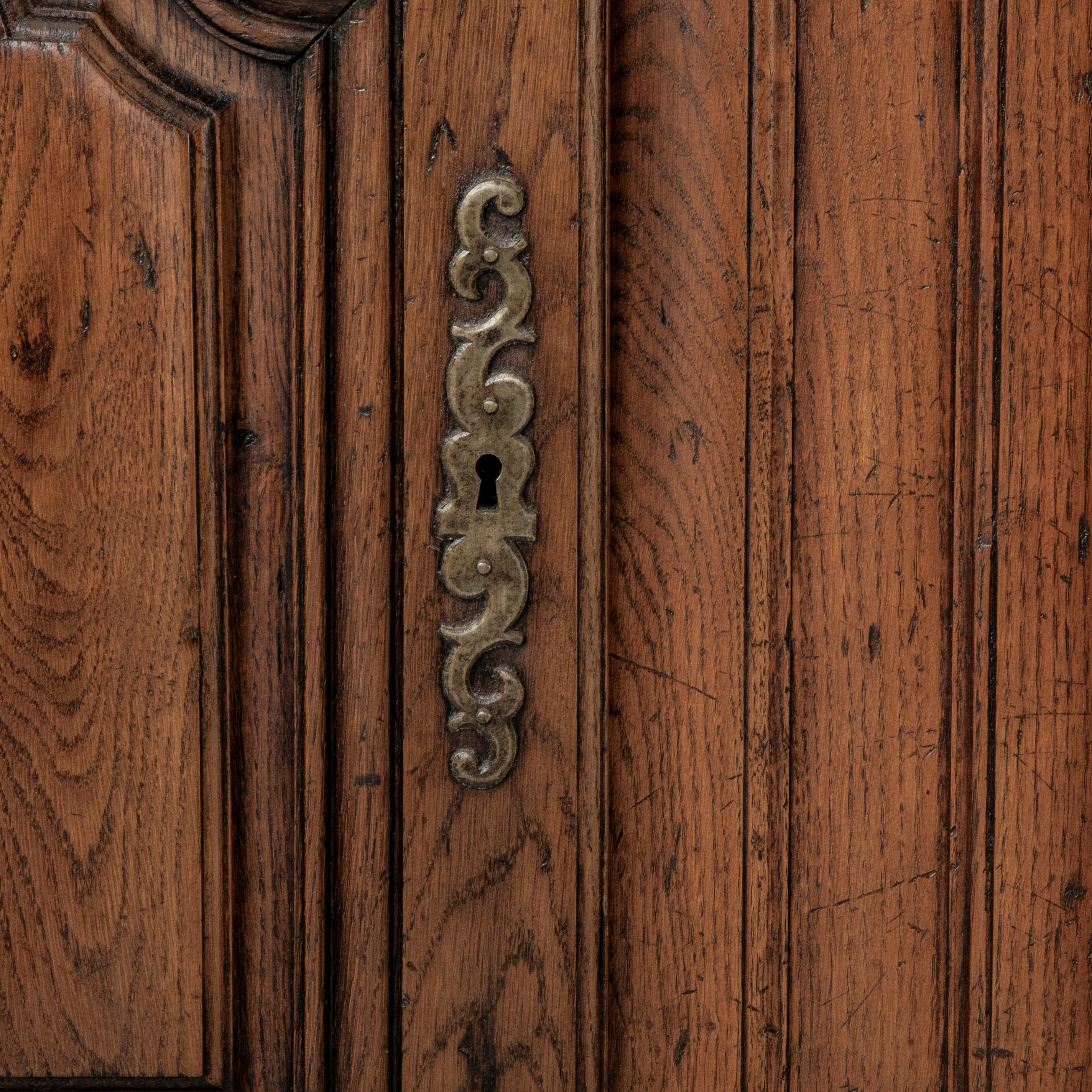 Mitte des 20. Jahrhunderts Französisch Louis XIV-Stil Kunsthandwerkliche Eiche Enfilade, Sideboard im Angebot 4