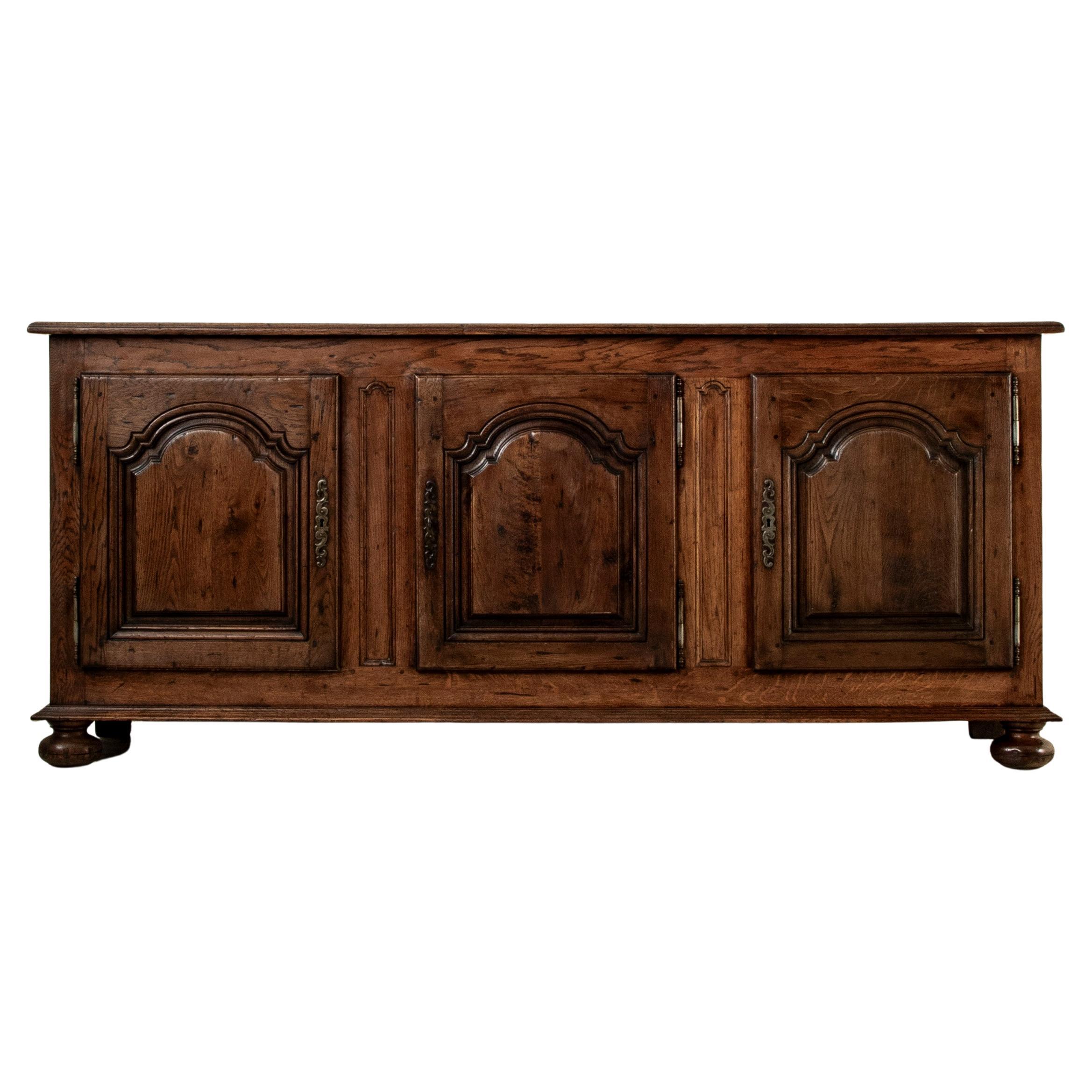 Mitte des 20. Jahrhunderts Französisch Louis XIV-Stil Kunsthandwerkliche Eiche Enfilade, Sideboard im Angebot