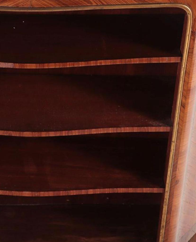 Français Bibliothèque ouverte de style Louis XV du milieu du 20e siècle en bois de violette et bronze monté en vente