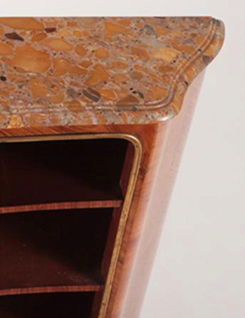 Offenes Bücherregal aus Veilchenholz und Bronze im französischen Louis-XV-Stil, Mitte des 20. Jahrhunderts im Zustand „Gut“ im Angebot in Middleburg, VA