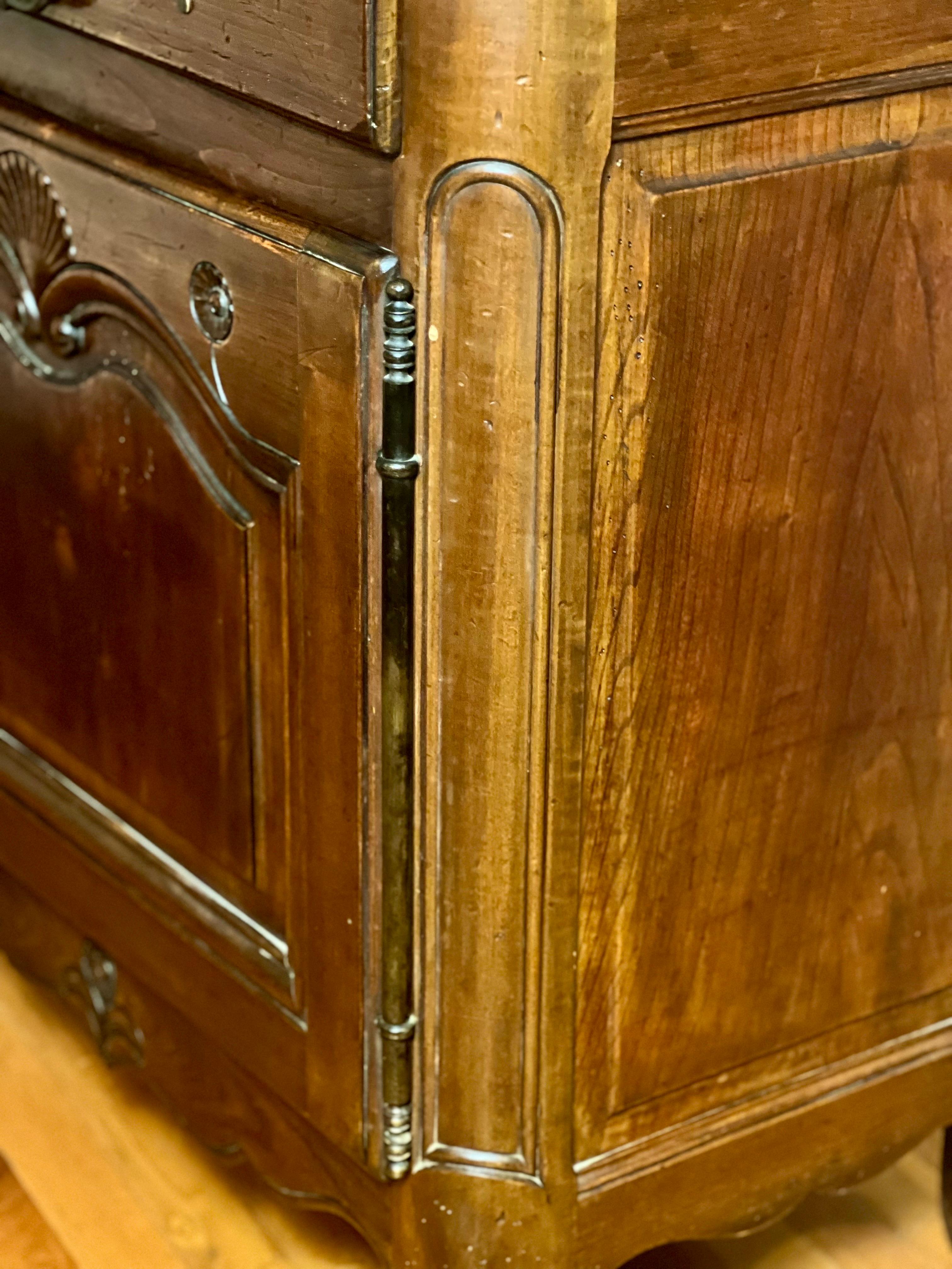Französische Hutch-Kommode aus Eiche im Louis-XV-Stil des frühen 20. Jahrhunderts im Angebot 9