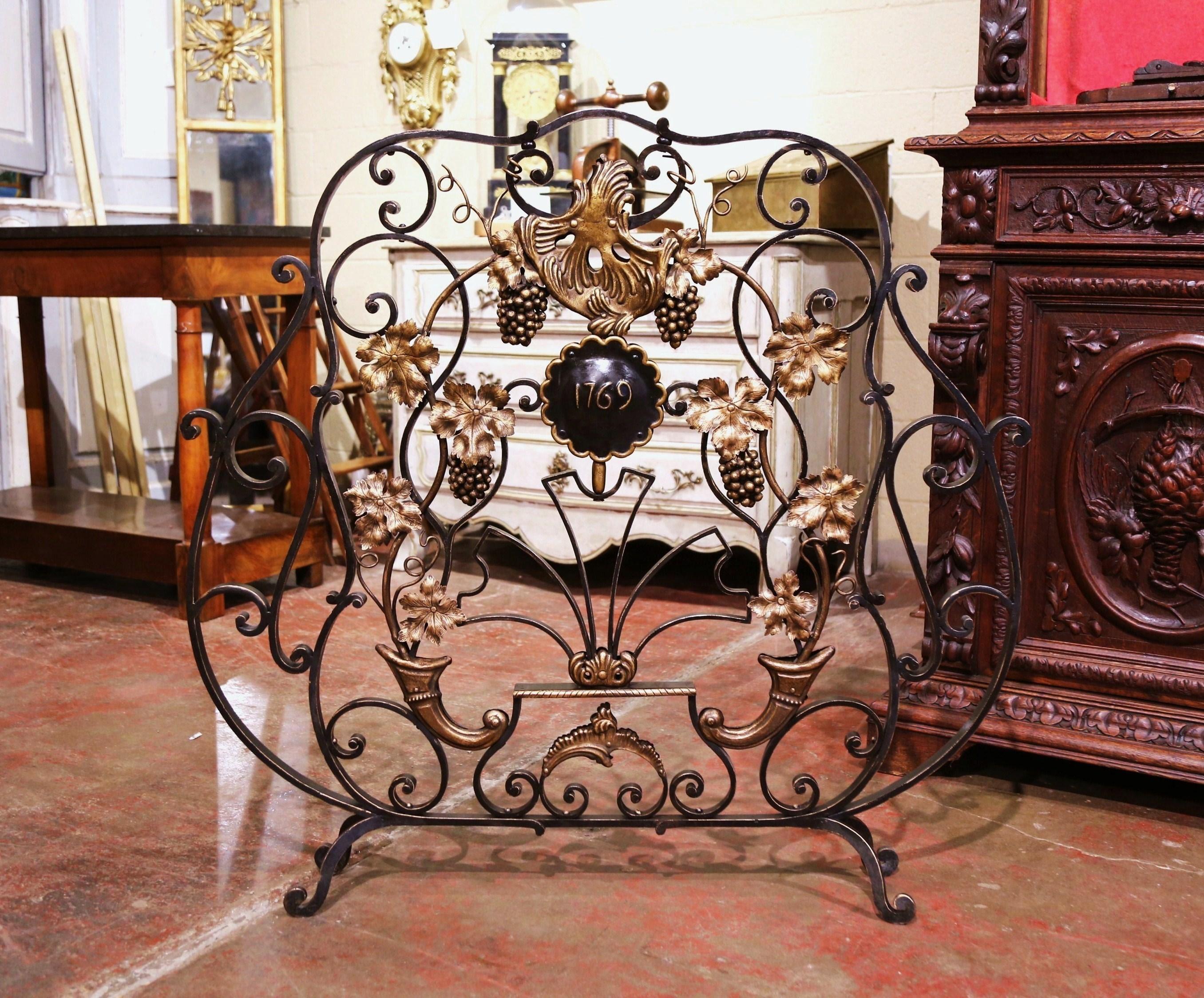 Forged Mid-20th Century French Louis XV Wrought Iron Fireplace Screen with Vine Motifs For Sale