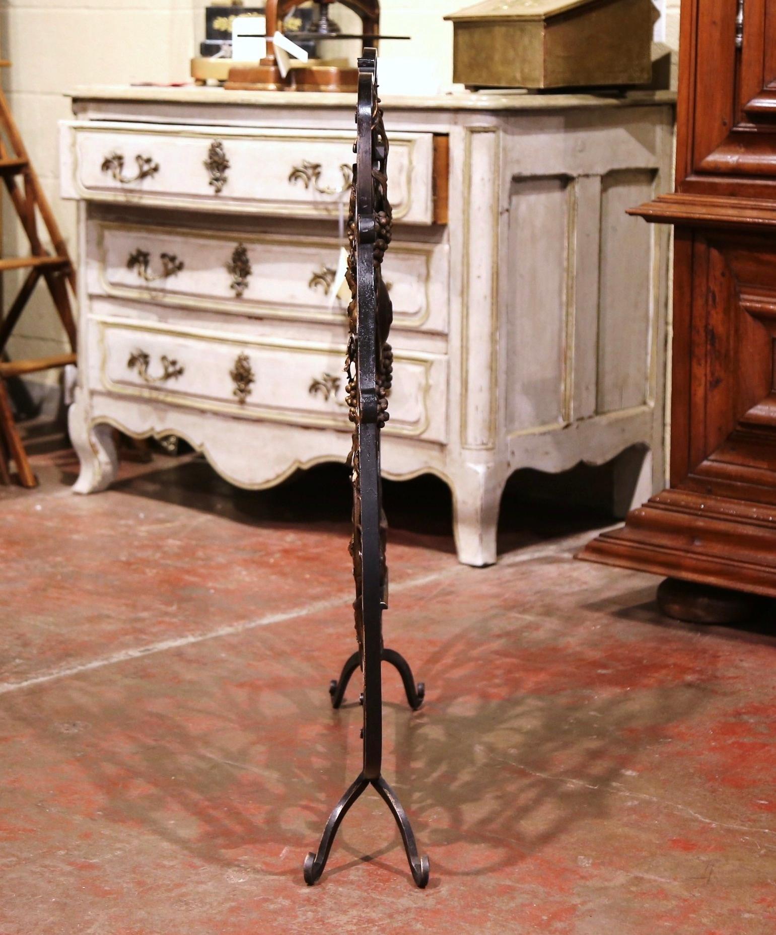 Mid-20th Century French Louis XV Wrought Iron Fireplace Screen with Vine Motifs For Sale 3