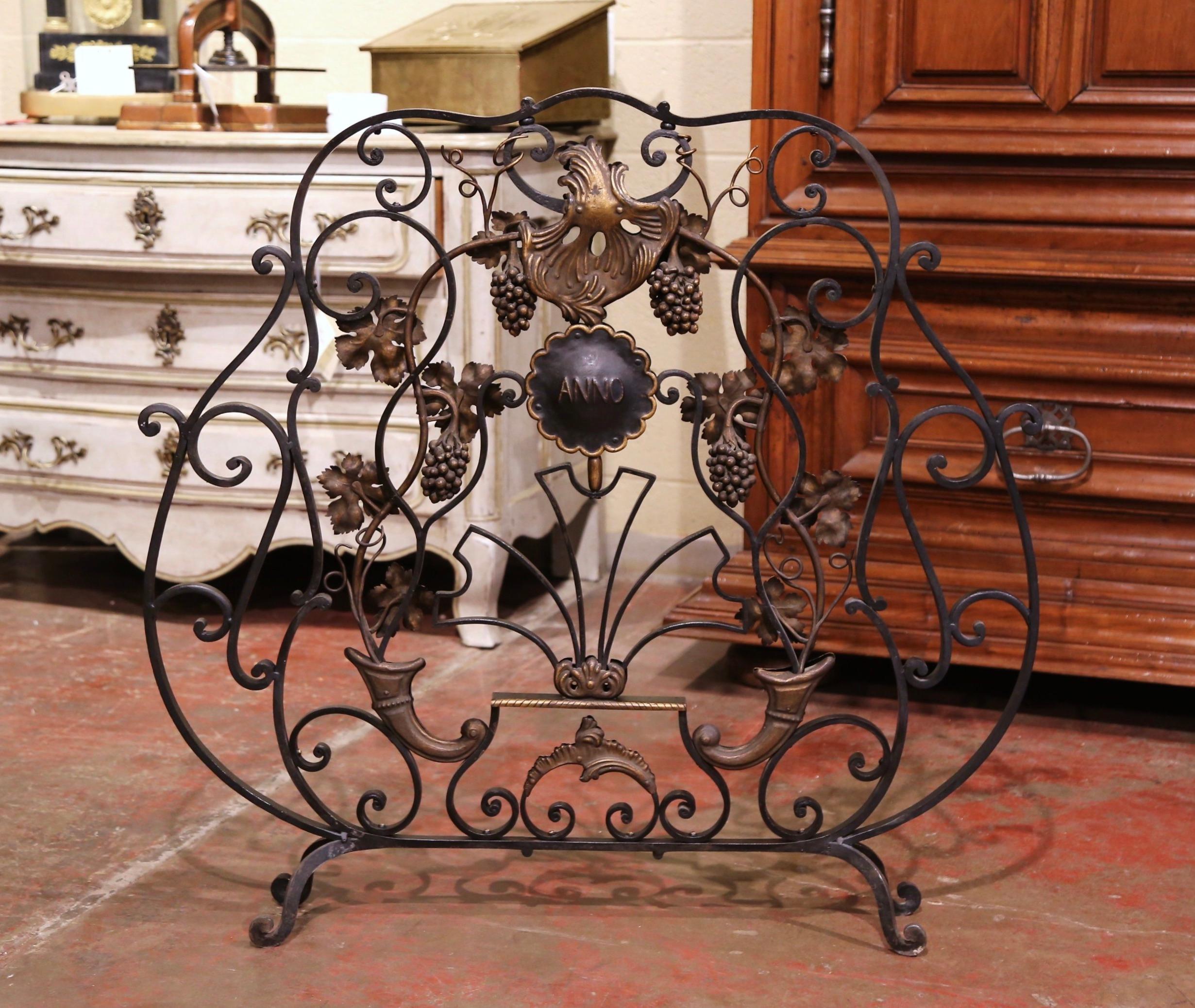 Mid-20th Century French Louis XV Wrought Iron Fireplace Screen with Vine Motifs For Sale 4