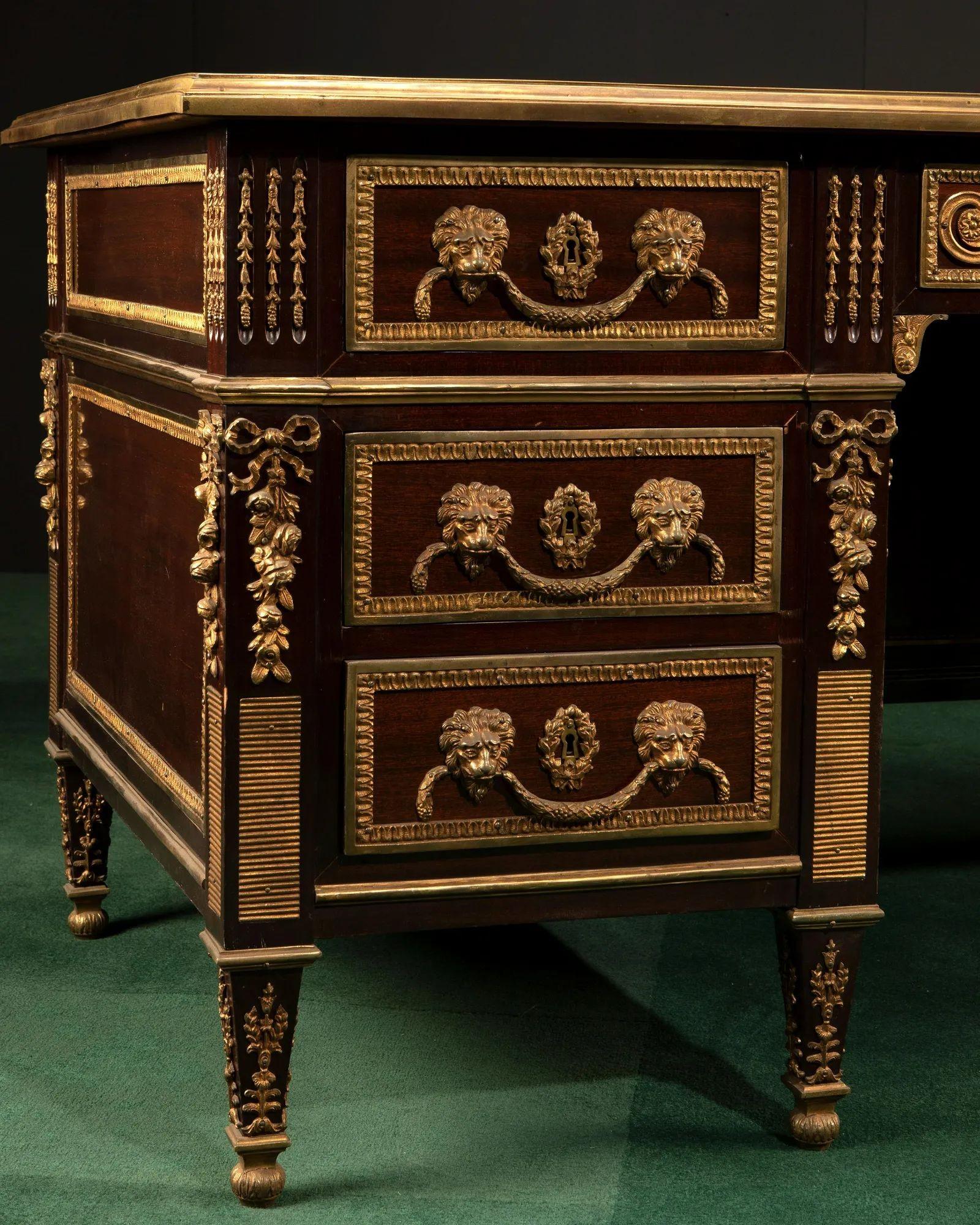 Französischer Schreibtisch im Louis-XVI-Stil aus der Mitte des 20
 

Mahagoniholz mit exzessiven Bronzebeschlägen und -verzierungen und einer Schreibfläche aus dunklem Leder mit Verzierungen.
 
Abmessungen:
31