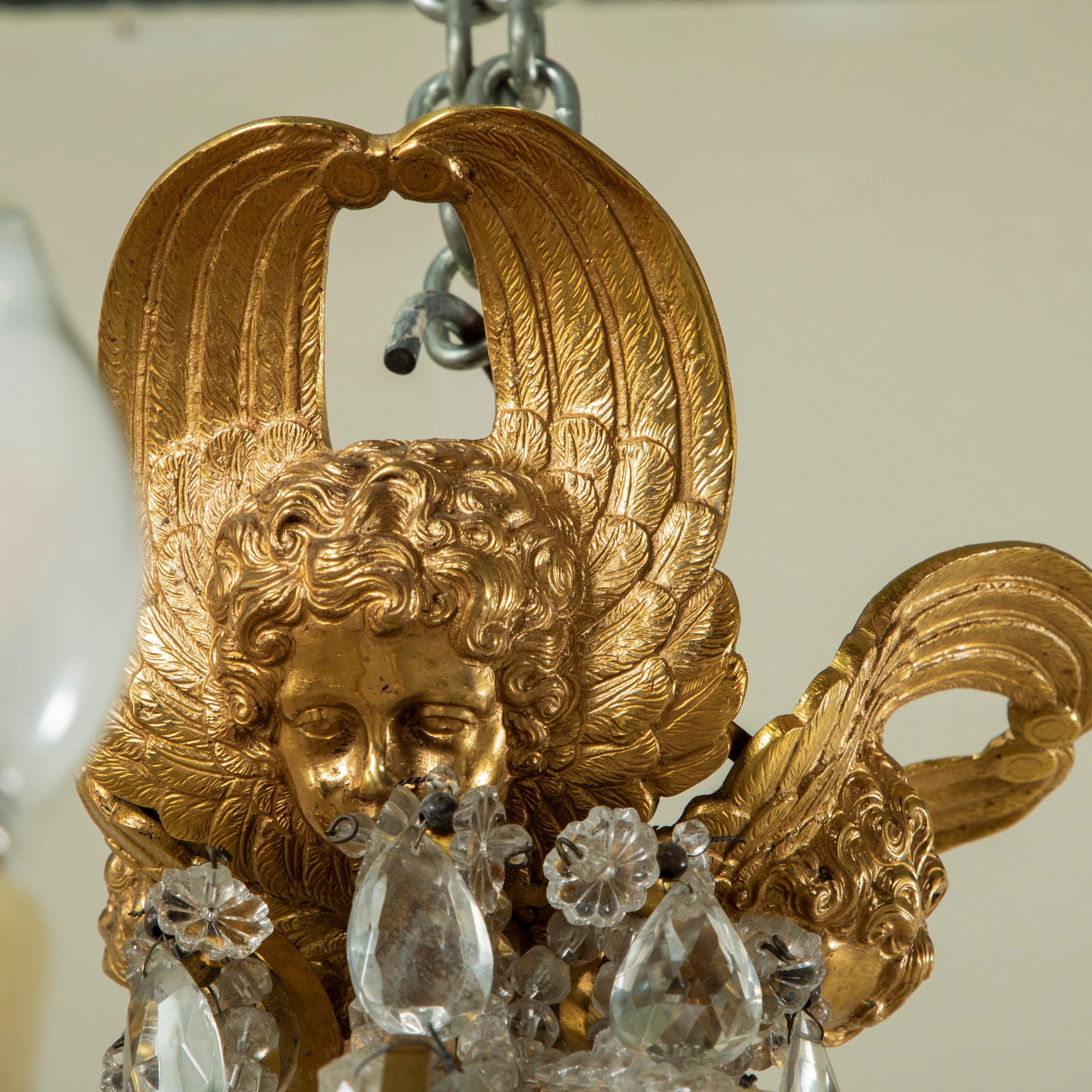 Lustre avec anges de la Maison Bagues en bronze et cristal du milieu du XXe siècle Bon état - En vente à Fayetteville, AR