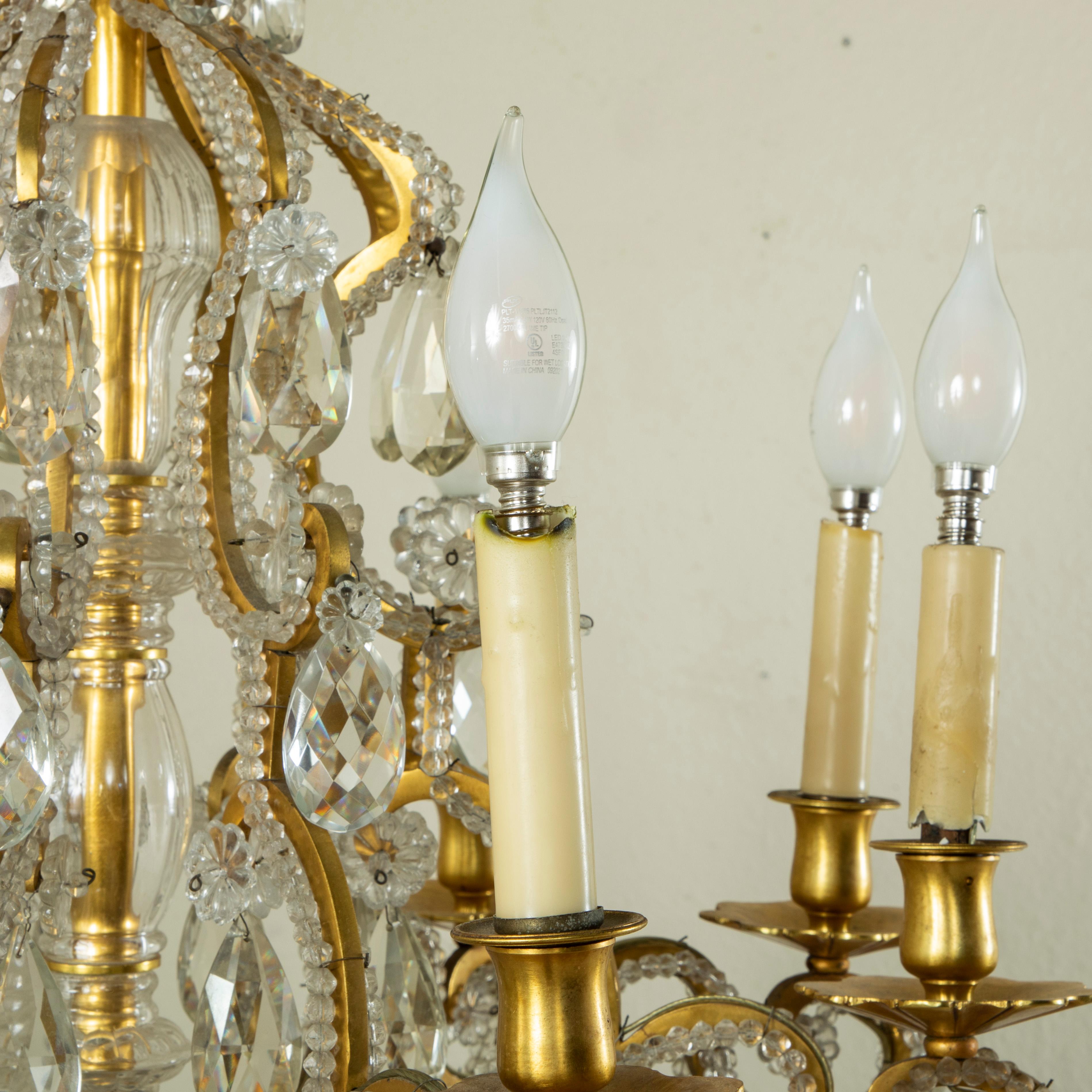 Lustre avec anges de la Maison Bagues en bronze et cristal du milieu du XXe siècle en vente 1