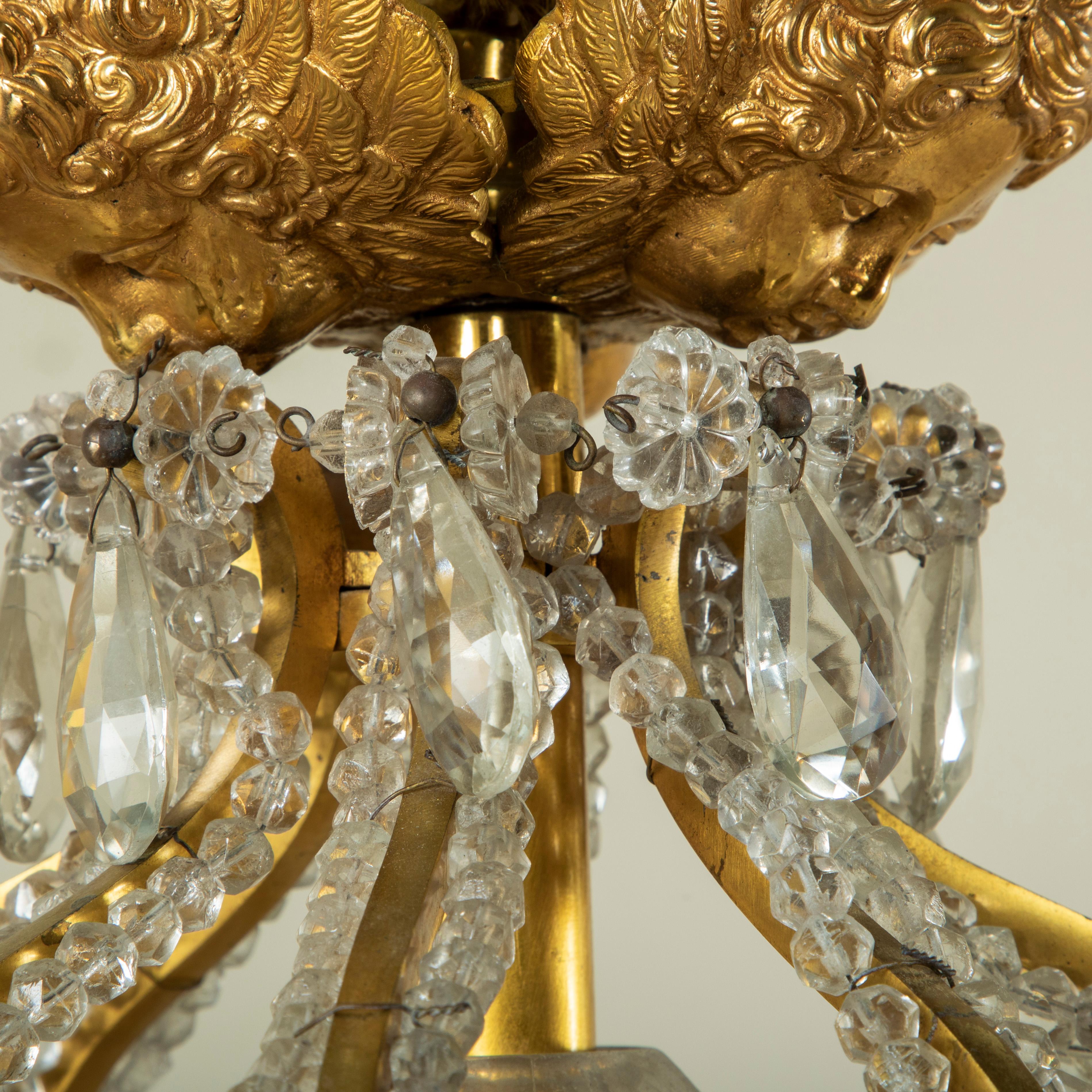 Lustre avec anges de la Maison Bagues en bronze et cristal du milieu du XXe siècle en vente 3