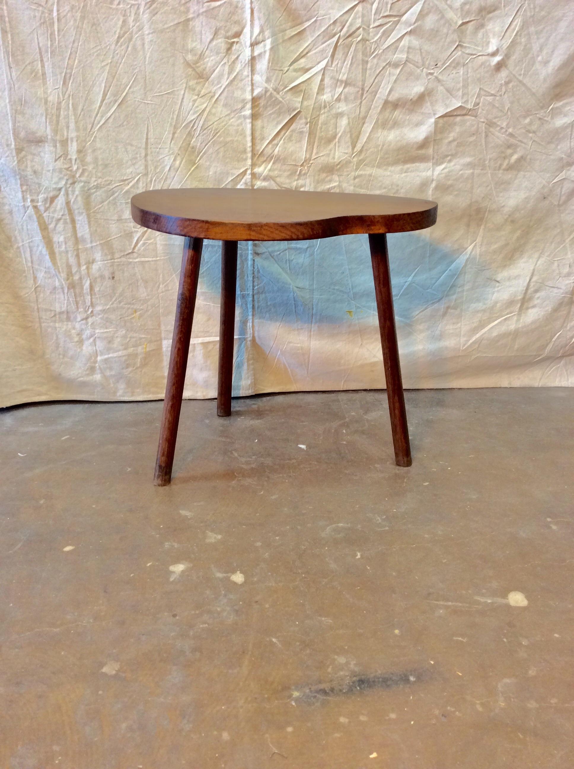 Found in the South of France, this Mid 20th Century French Oak Biomorphic Side Table is simple in design and high on impact. The piece features a freeform top over three legs. It’s organic biomorphic style makes for an amazing accent and