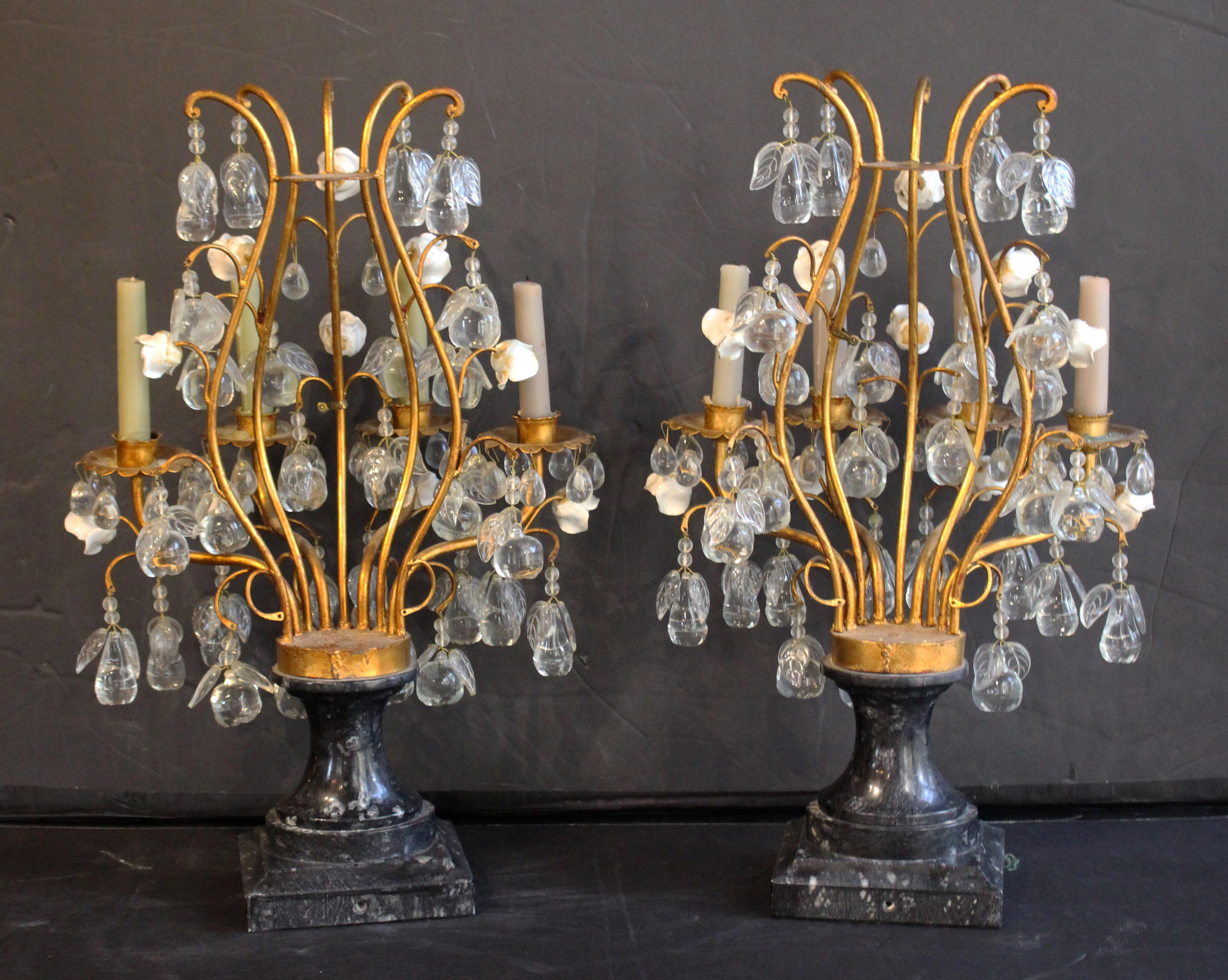 Pareja de apliques de manto o girondolas de mediados del siglo XX, francesas. Estilo rococó. Metal dorado, vidrio moldeado, porcelana y mármol. Cada una con 4 brazos de vela (nunca electrificados, pero probablemente podrían tener cableado francés).
