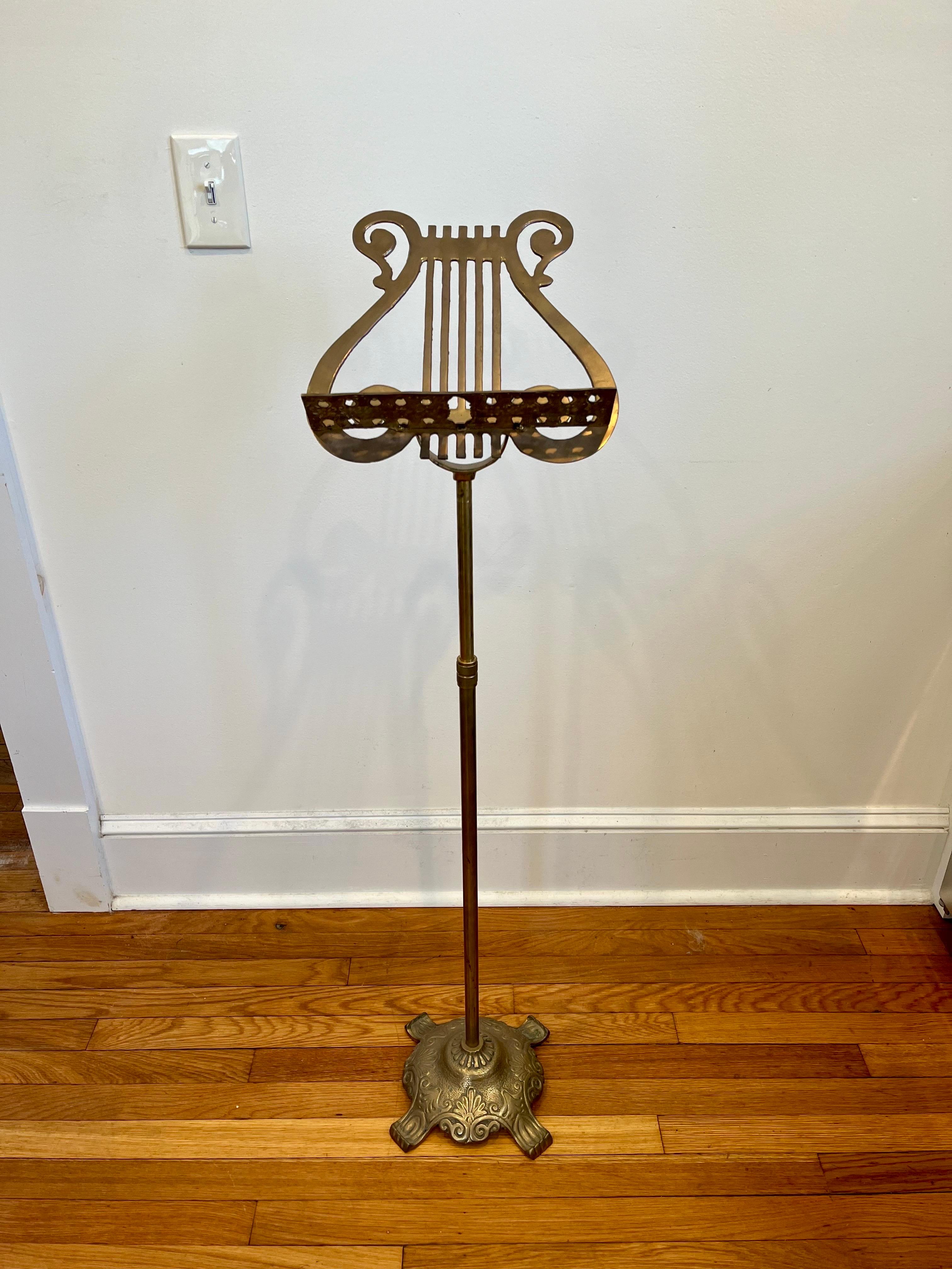 Provincial français Stand de musique en laiton patiné du milieu du 20e siècle avec motif de lyre en vente