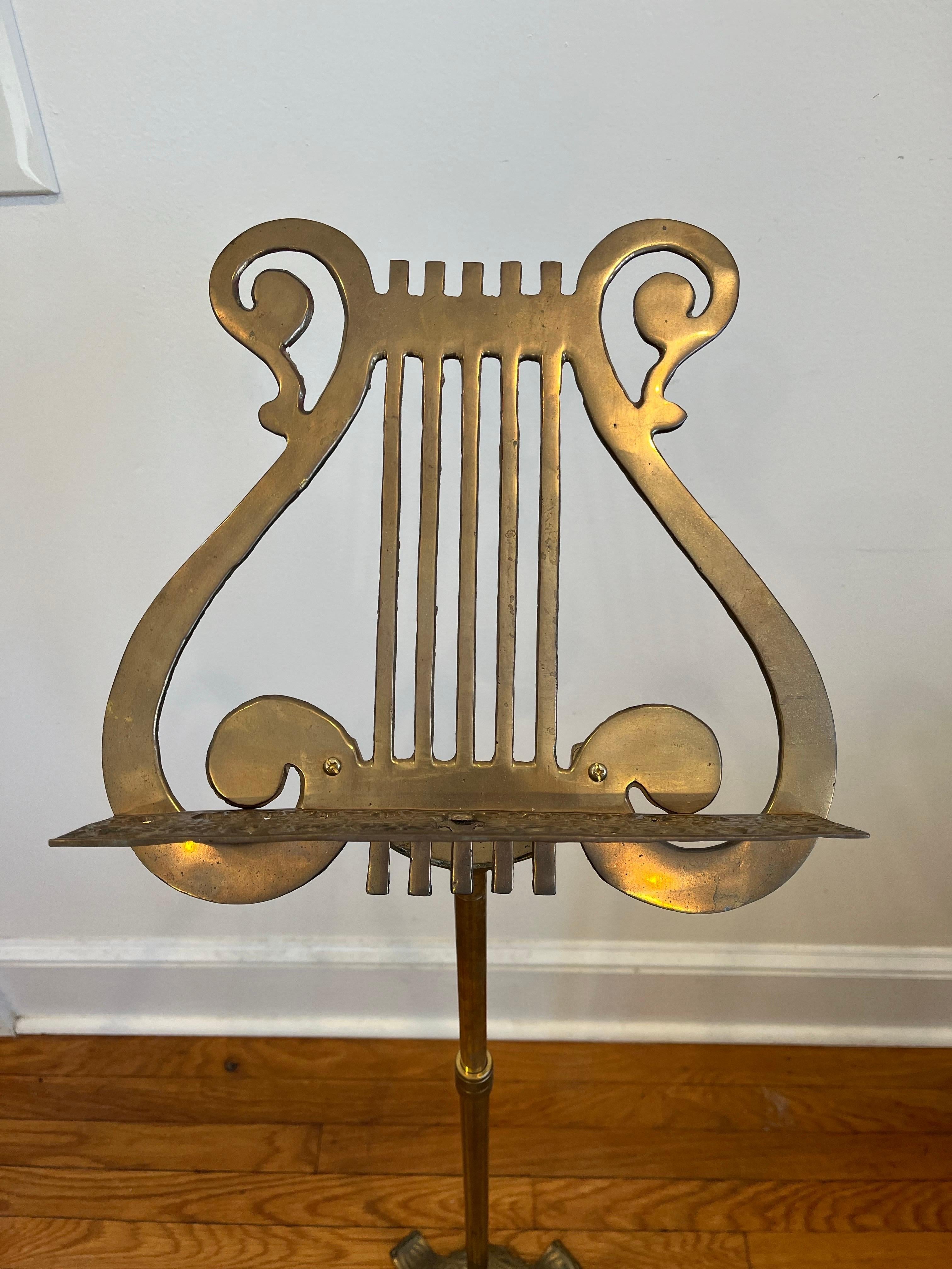 Français Stand de musique en laiton patiné du milieu du 20e siècle avec motif de lyre en vente