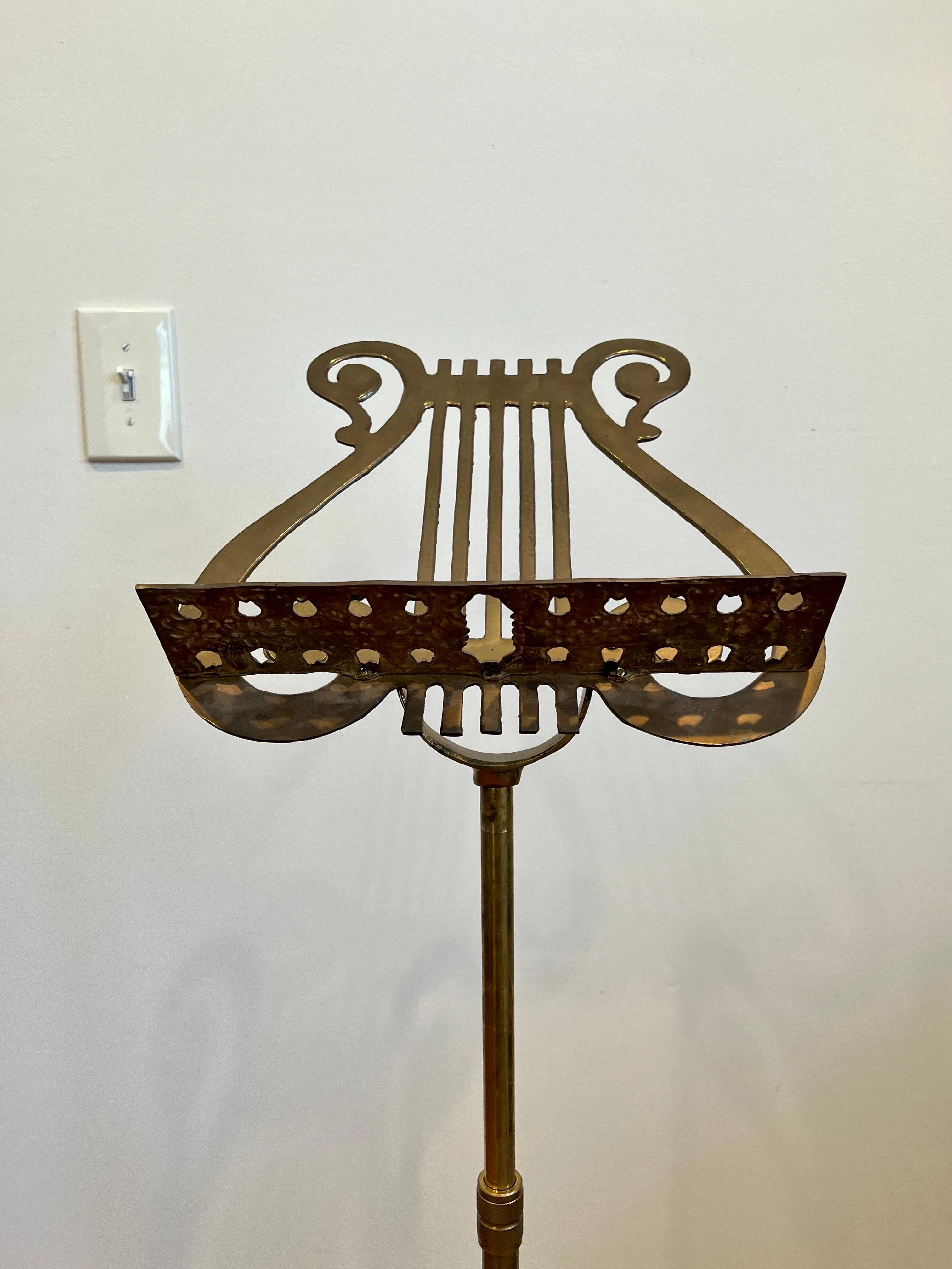 Stand de musique en laiton patiné du milieu du 20e siècle avec motif de lyre Bon état - En vente à W Allenhurst, NJ