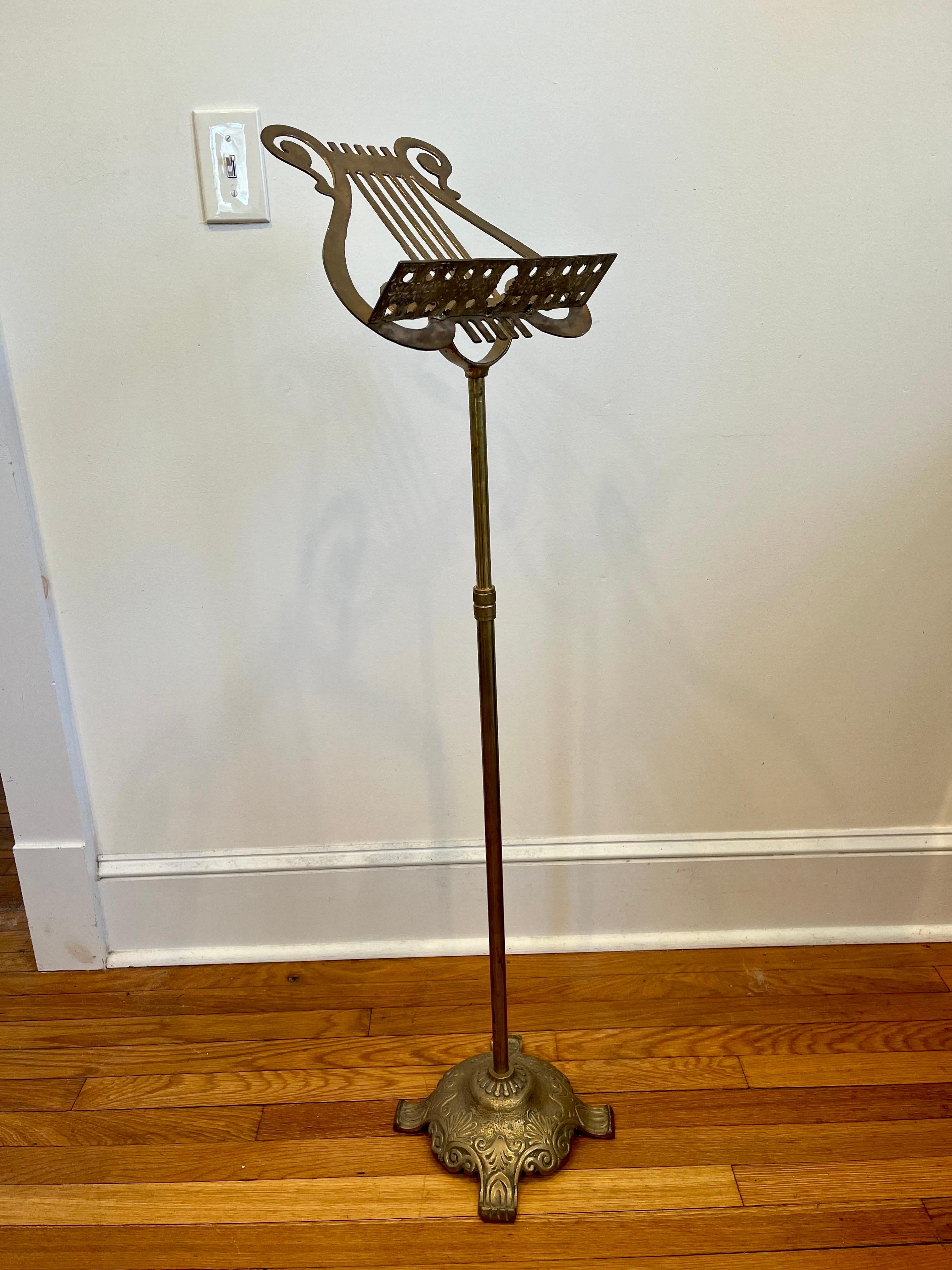 Laiton Stand de musique en laiton patiné du milieu du 20e siècle avec motif de lyre en vente