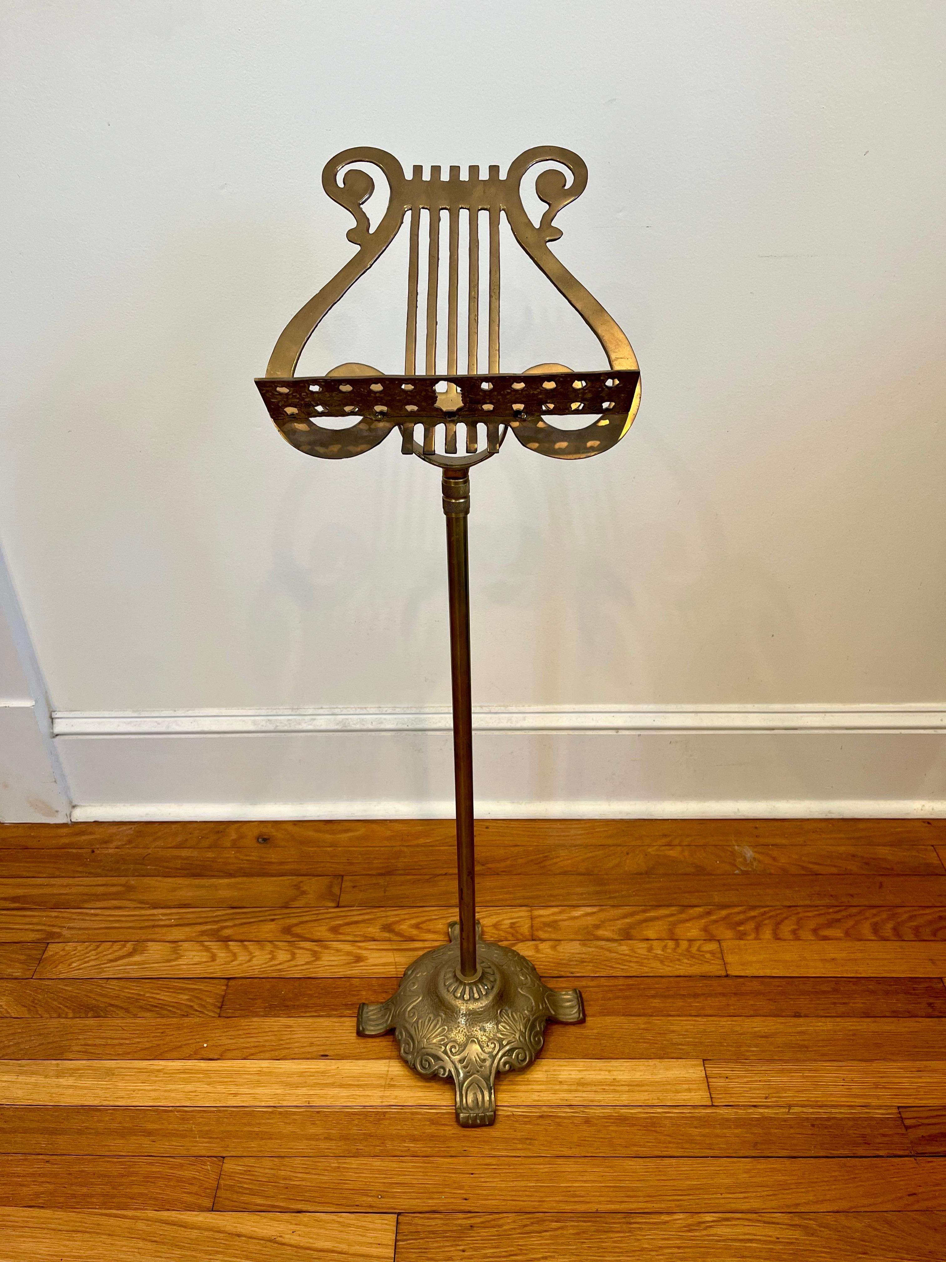 Stand de musique en laiton patiné du milieu du 20e siècle avec motif de lyre en vente 1