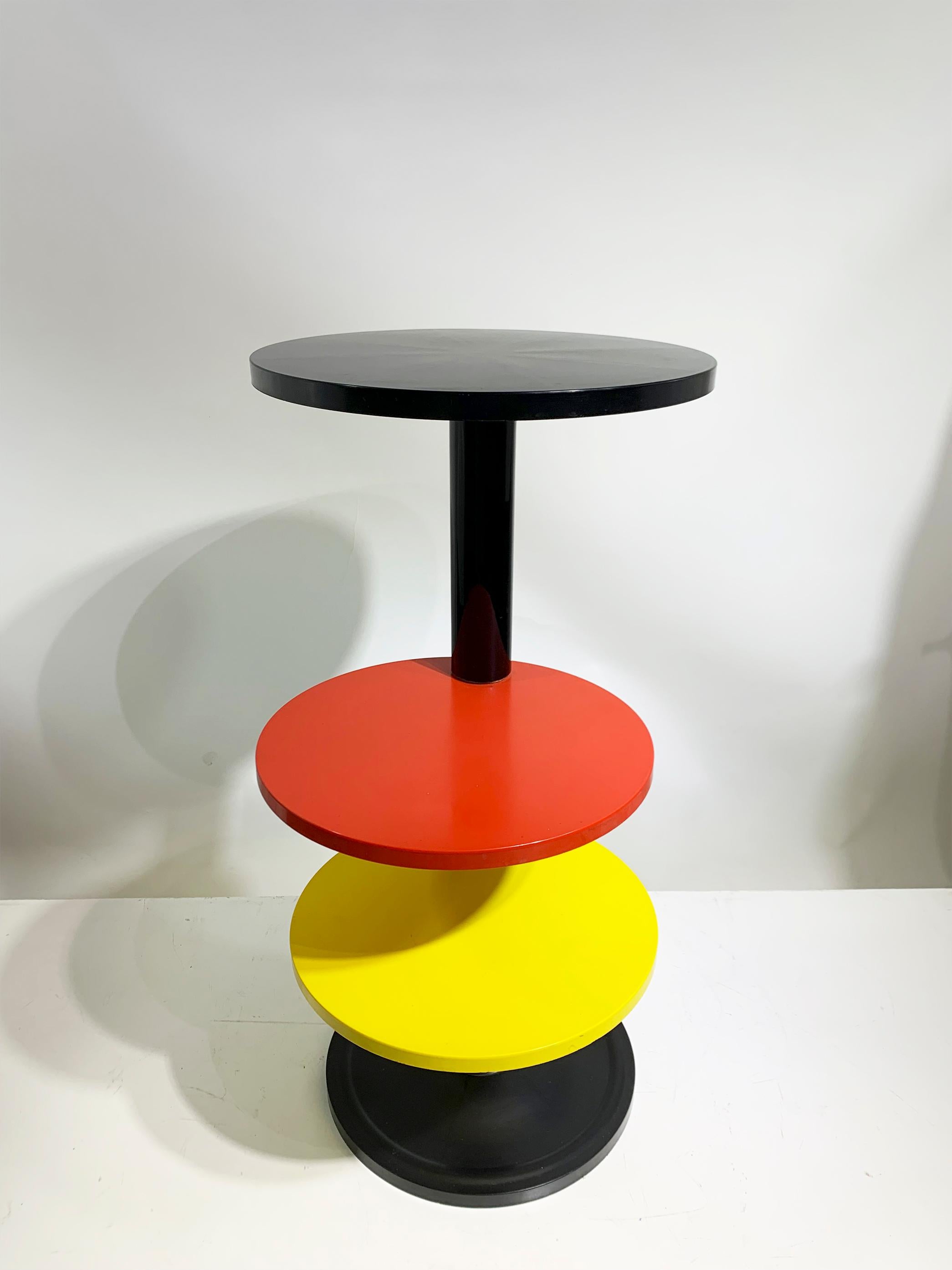 Art déco Table d'appoint en plastique du milieu du 20e siècle /  Support pour plantes en vente