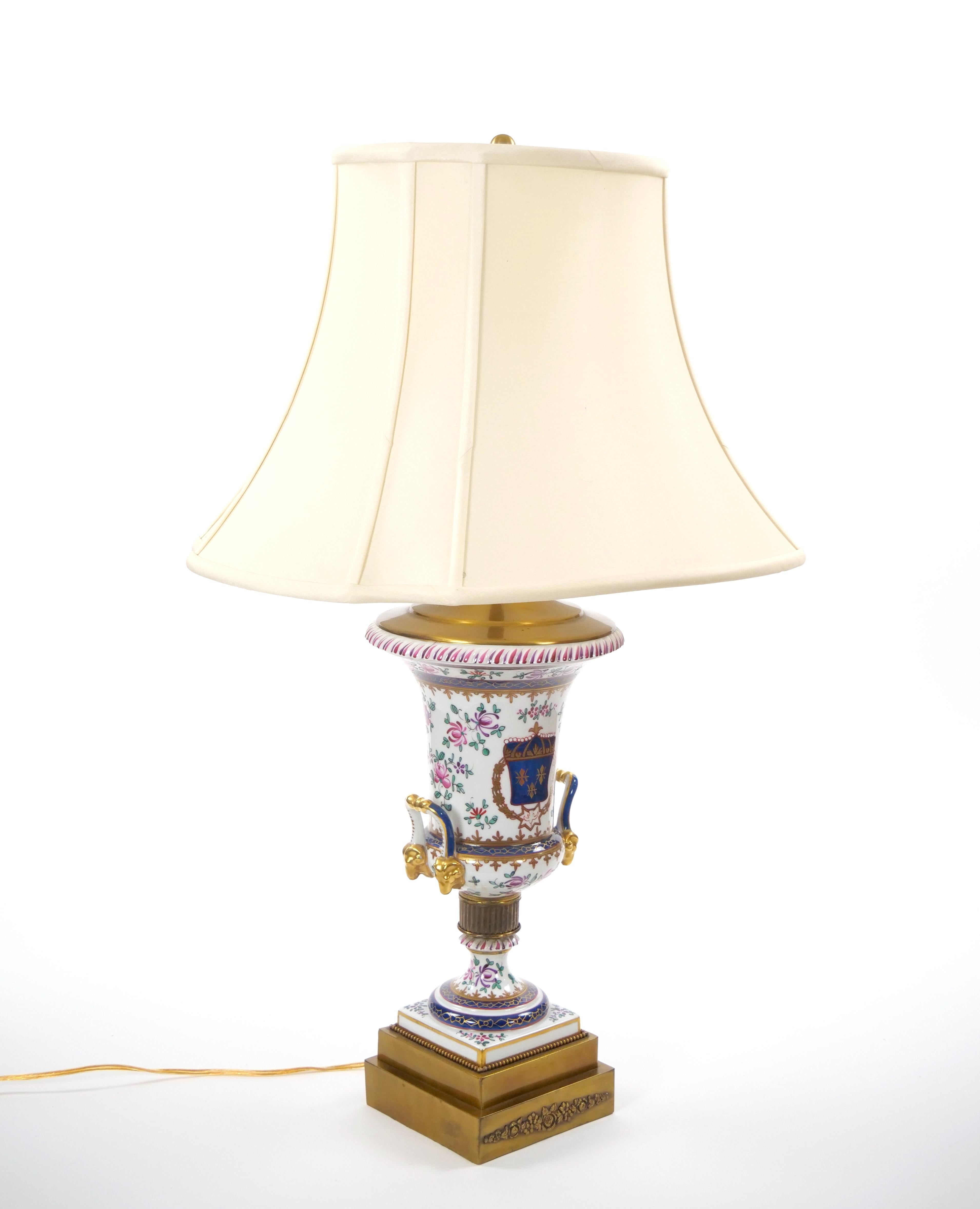 Mid-20th Century French Porcelain Urn-Shaped Table Lamps / Gilt Gold Accents For Sale 7