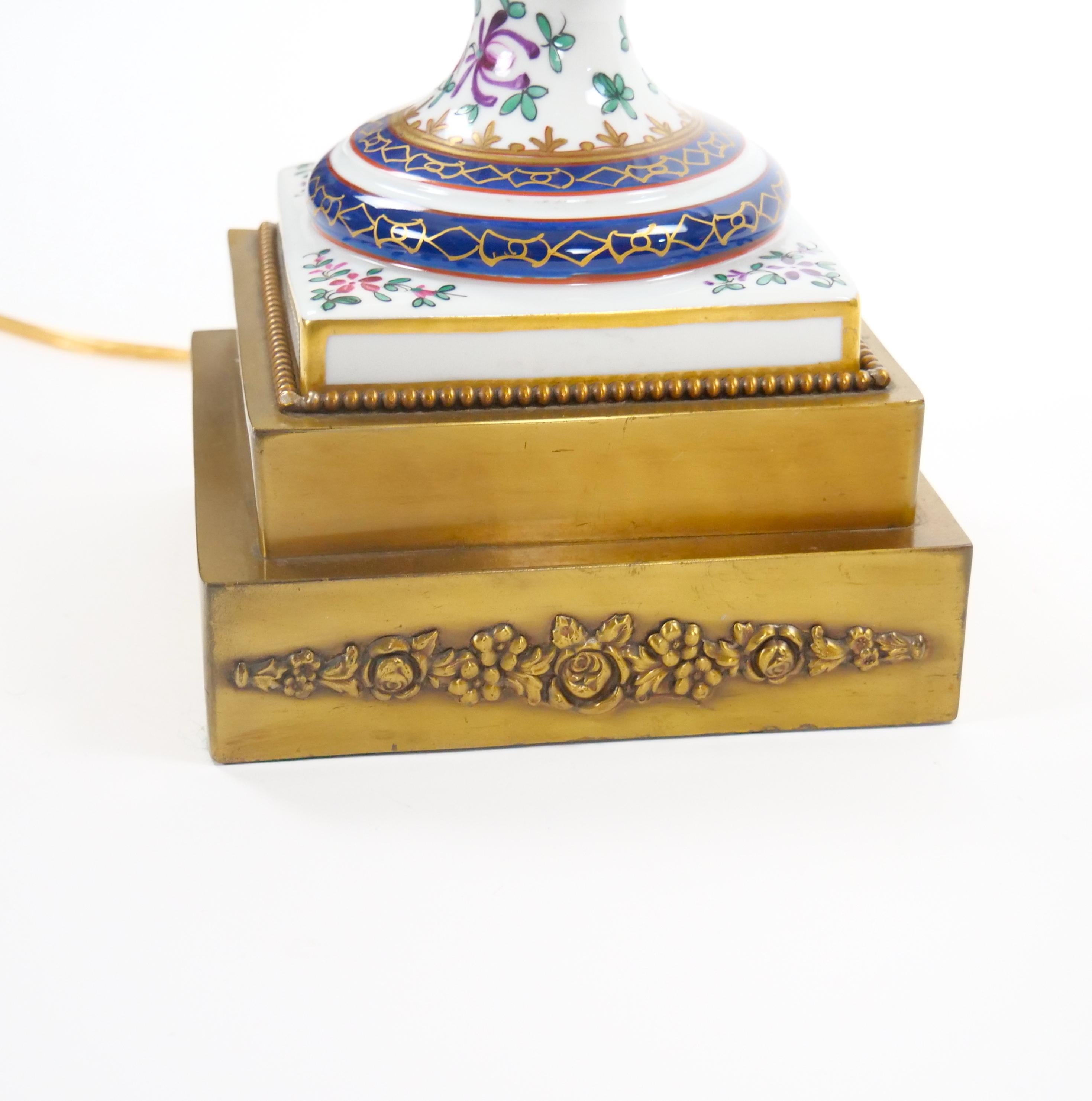 Mid-20th Century French Porcelain Urn-Shaped Table Lamps / Gilt Gold Accents For Sale 9