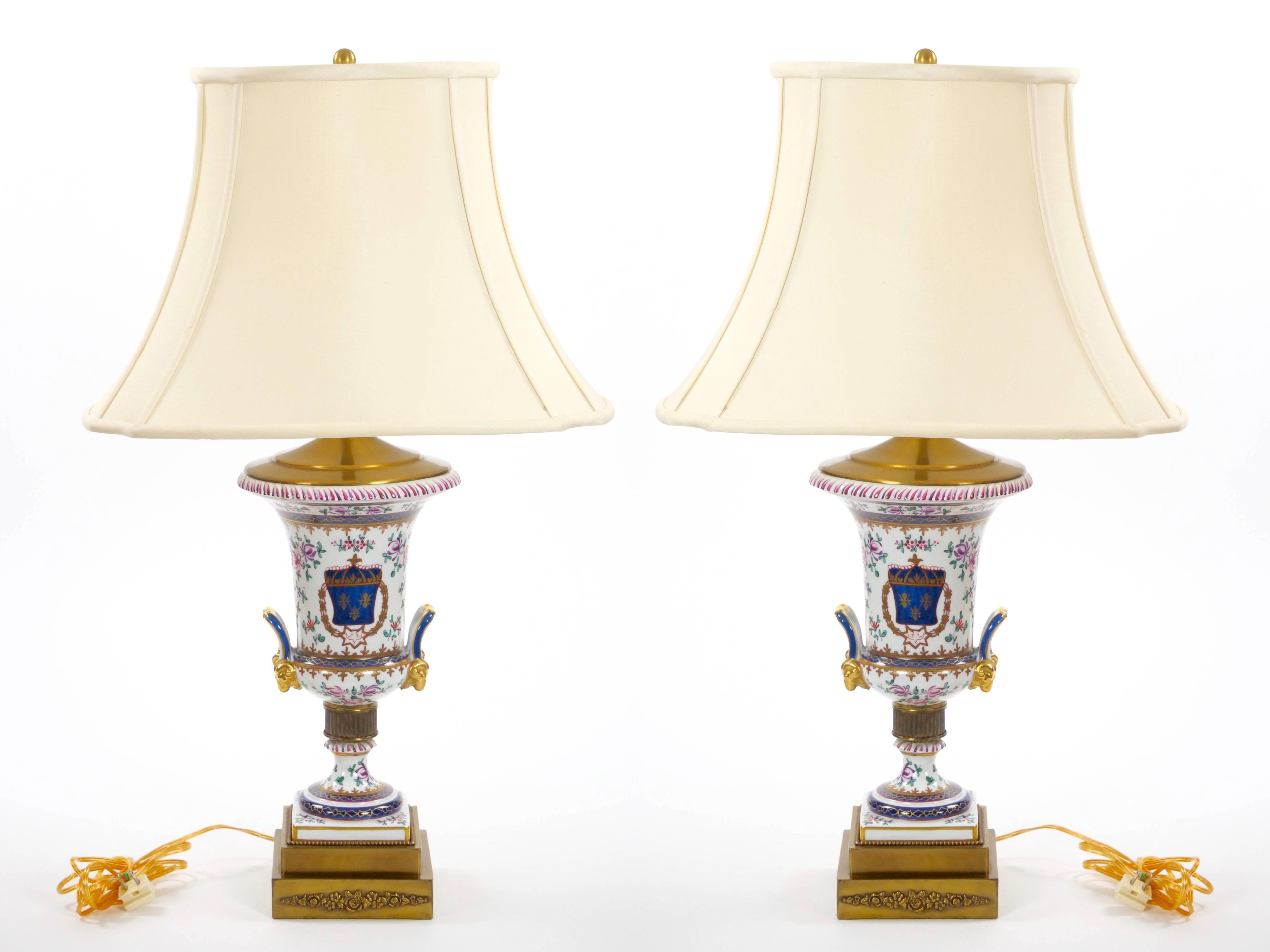 Mid-20th Century French Porcelain Urn-Shaped Table Lamps / Gilt Gold Accents For Sale 15
