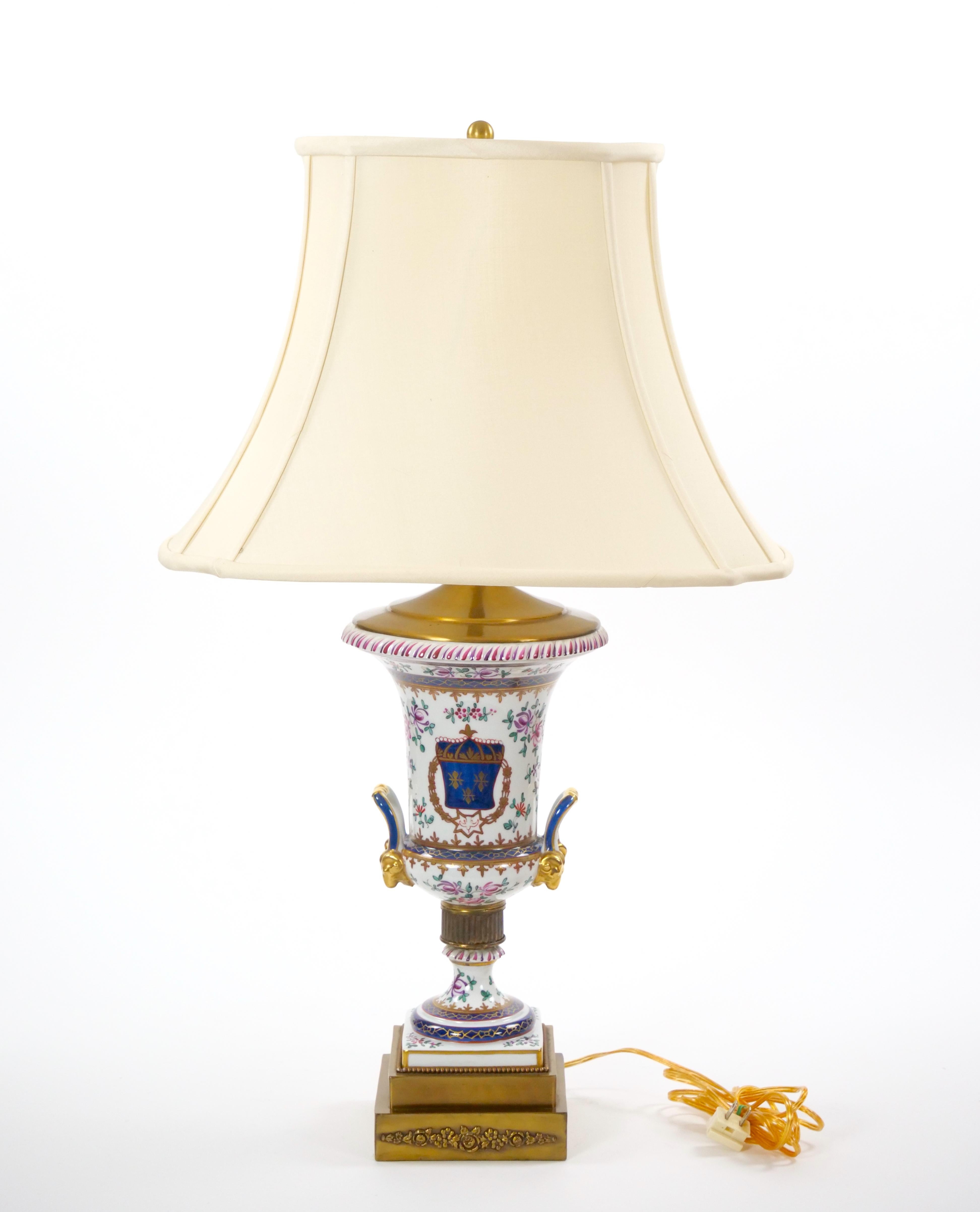 Mid-20th Century French Porcelain Urn-Shaped Table Lamps / Gilt Gold Accents In Good Condition For Sale In Tarry Town, NY