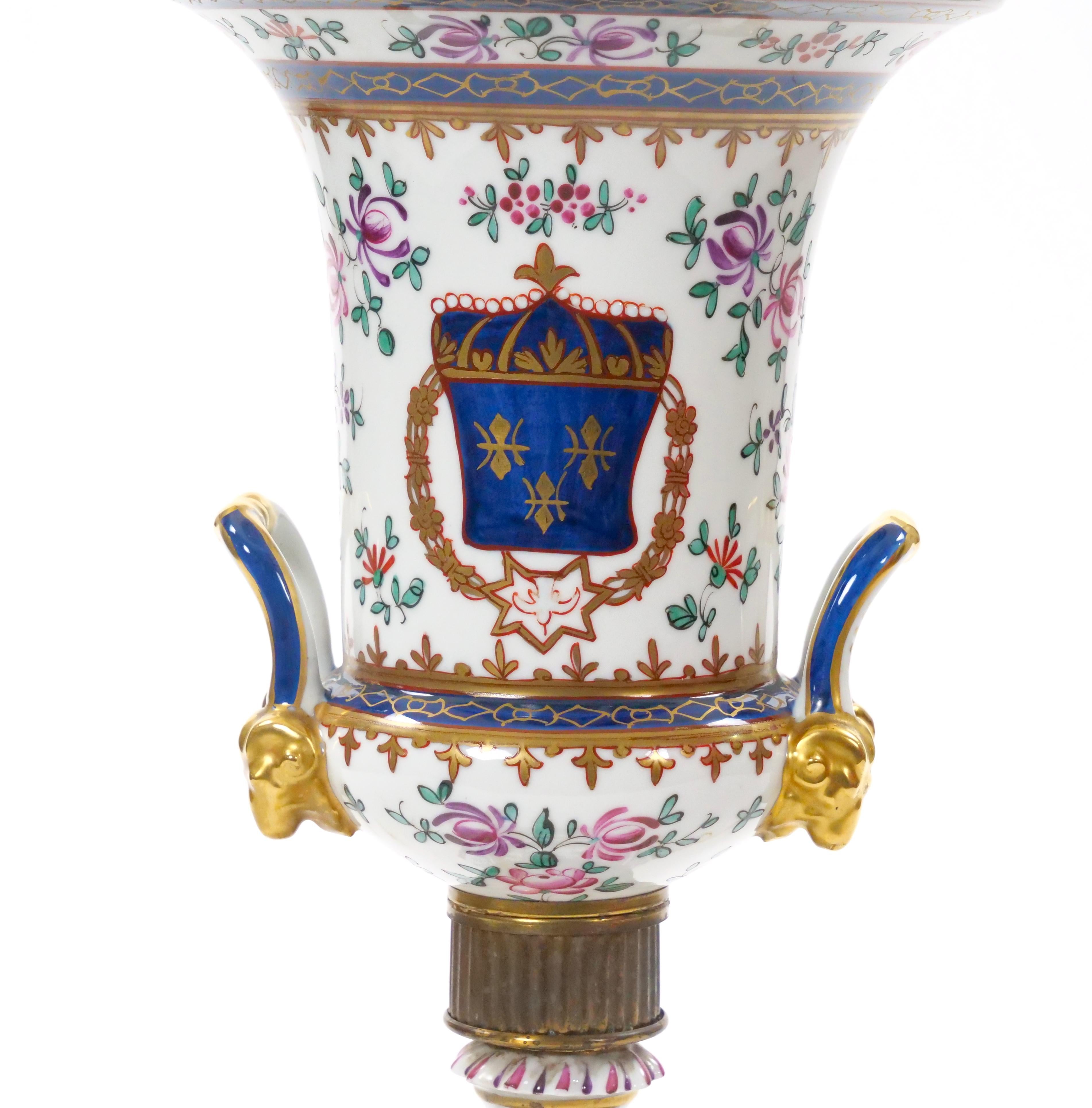 Mid-20th Century French Porcelain Urn-Shaped Table Lamps / Gilt Gold Accents For Sale 4