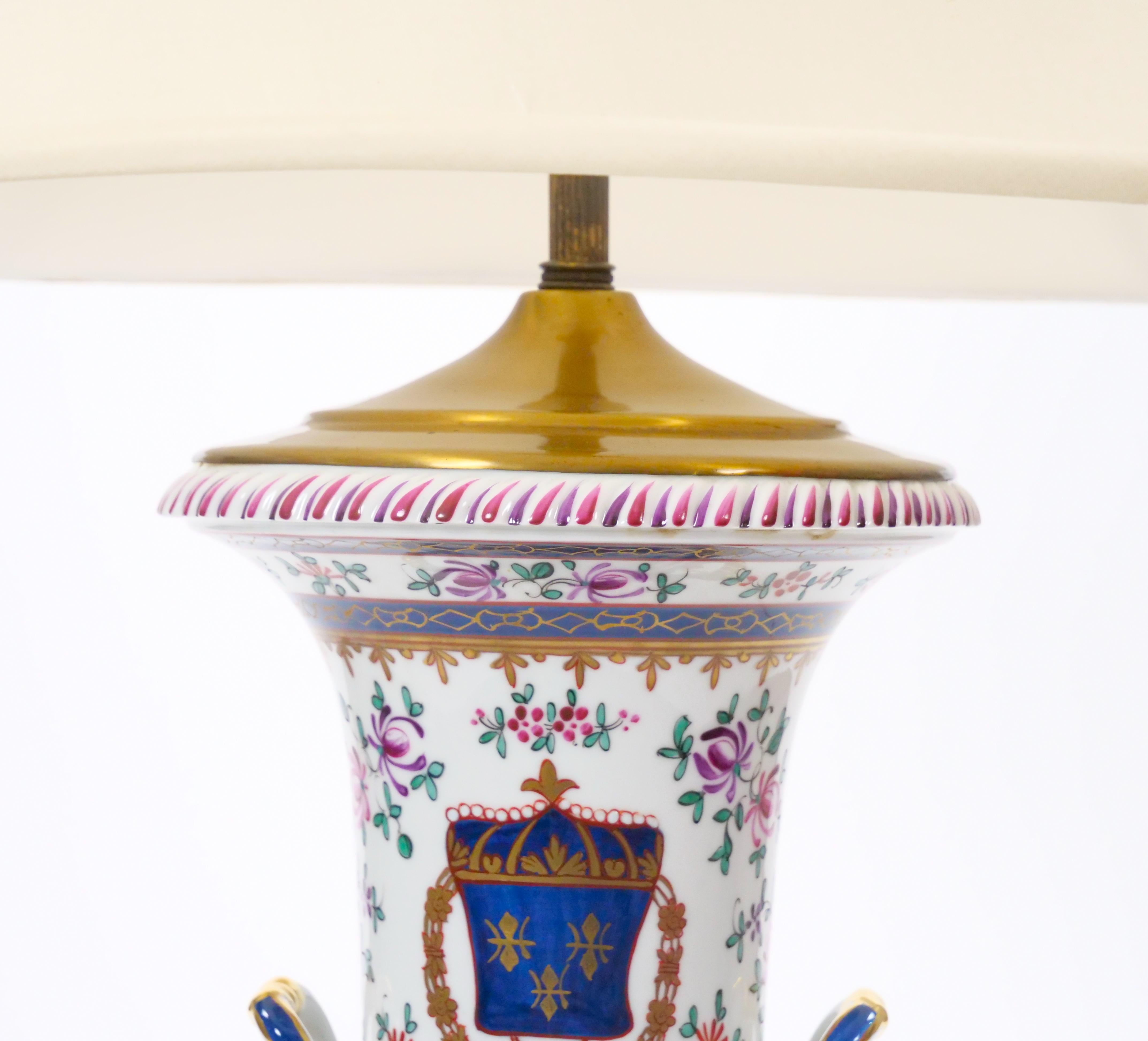 Mid-20th Century French Porcelain Urn-Shaped Table Lamps / Gilt Gold Accents For Sale 5