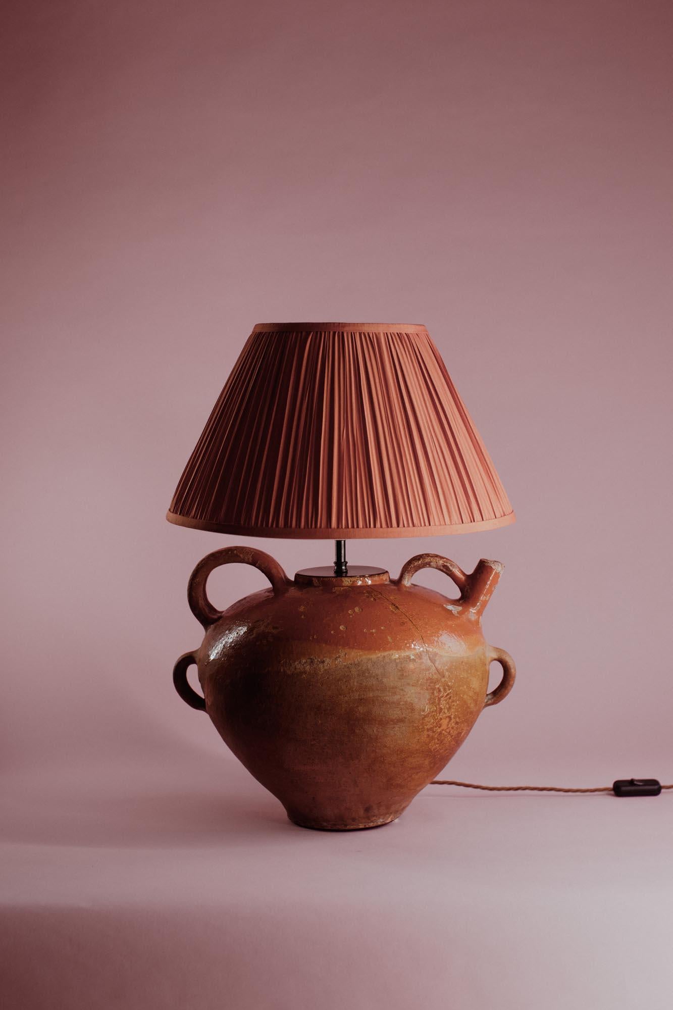Français Lampe de table en terre cuite émaillée de Provence française du milieu du 20e siècle en vente