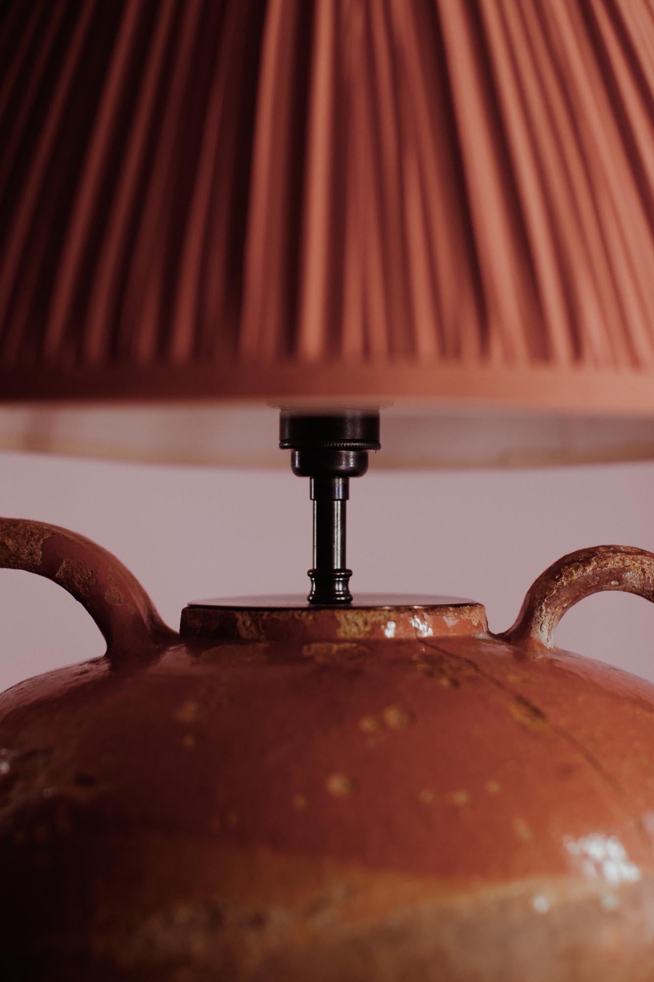 Sculpté à la main Lampe de table en terre cuite émaillée de Provence française du milieu du 20e siècle en vente