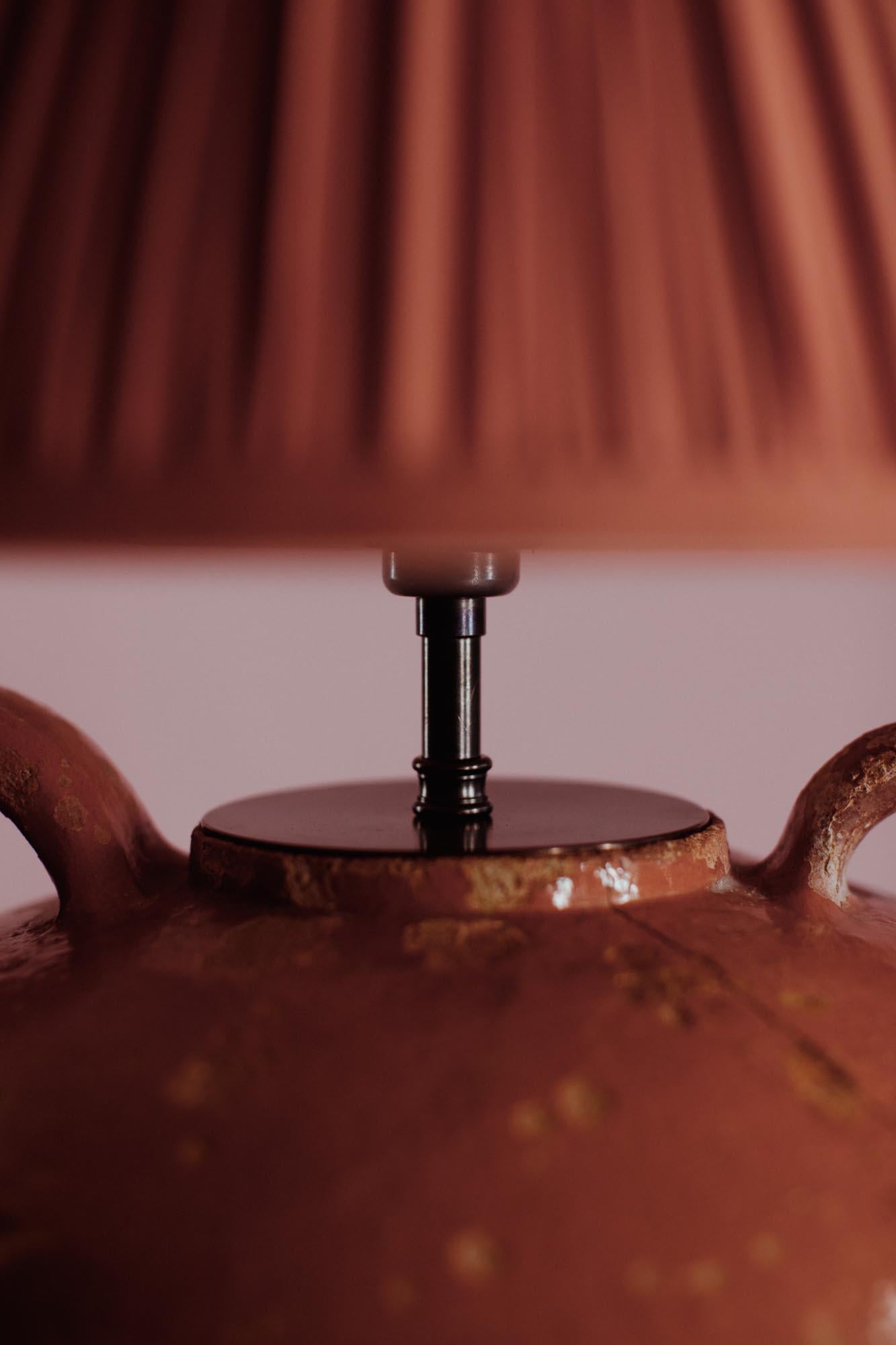 Lampe de table en terre cuite émaillée de Provence française du milieu du 20e siècle Bon état - En vente à London, GB