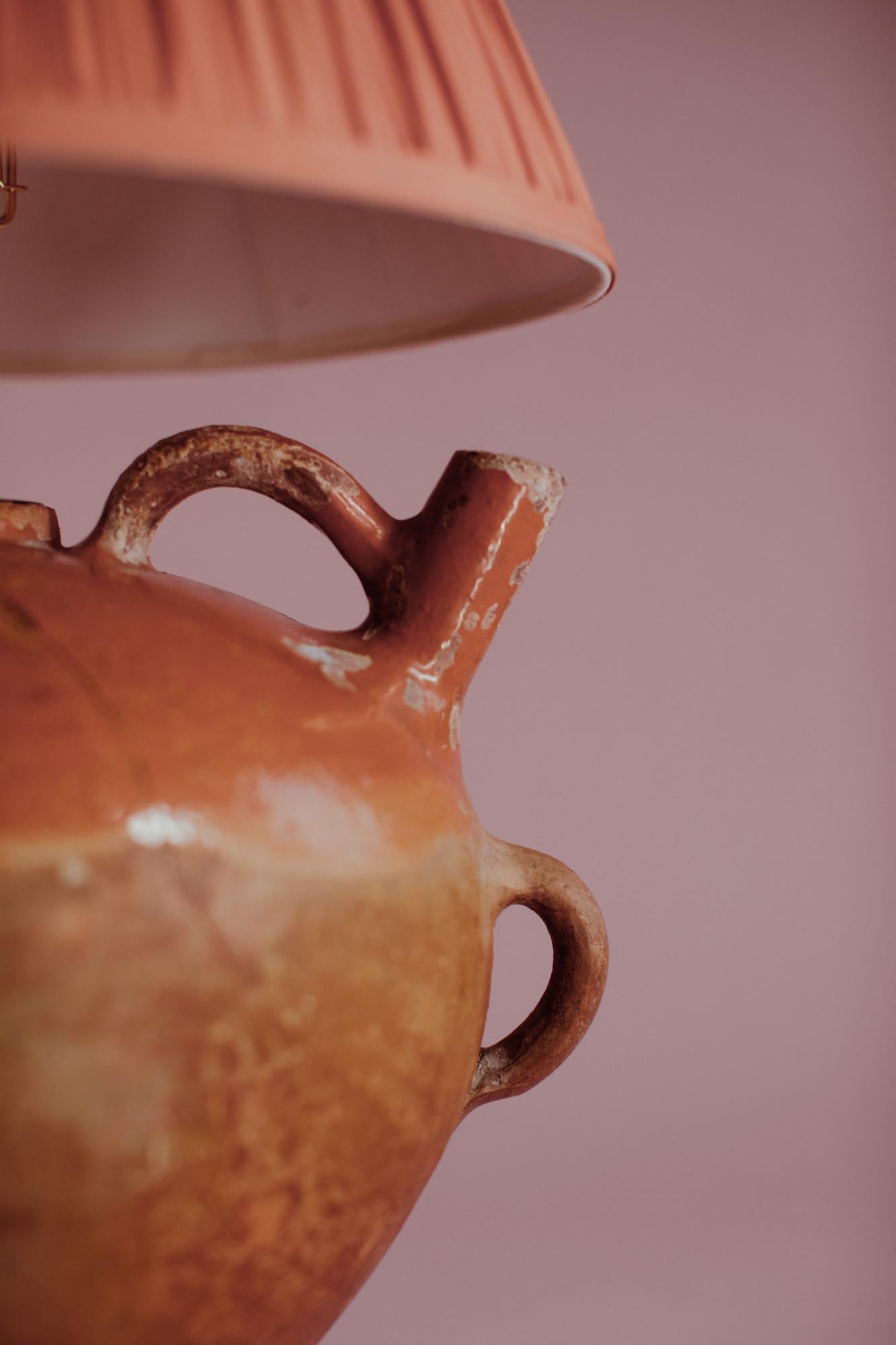 Milieu du XXe siècle Lampe de table en terre cuite émaillée de Provence française du milieu du 20e siècle en vente