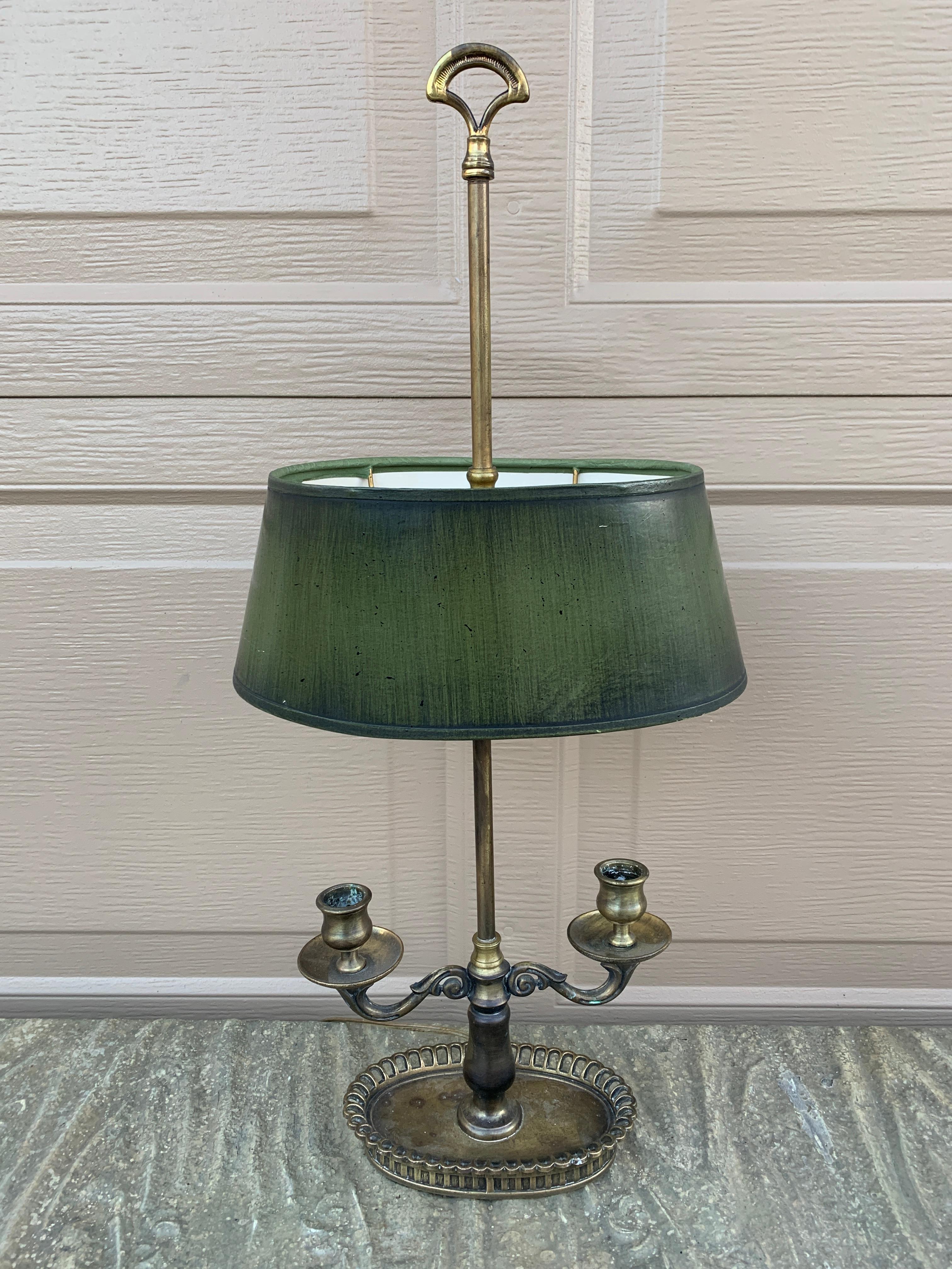Eine prächtige Bouillotte-Lampe aus Messing mit netzförmigem Sockel und grünem Papierschirm

USA, Mitte des 20. Jahrhunderts

Maße: 10 