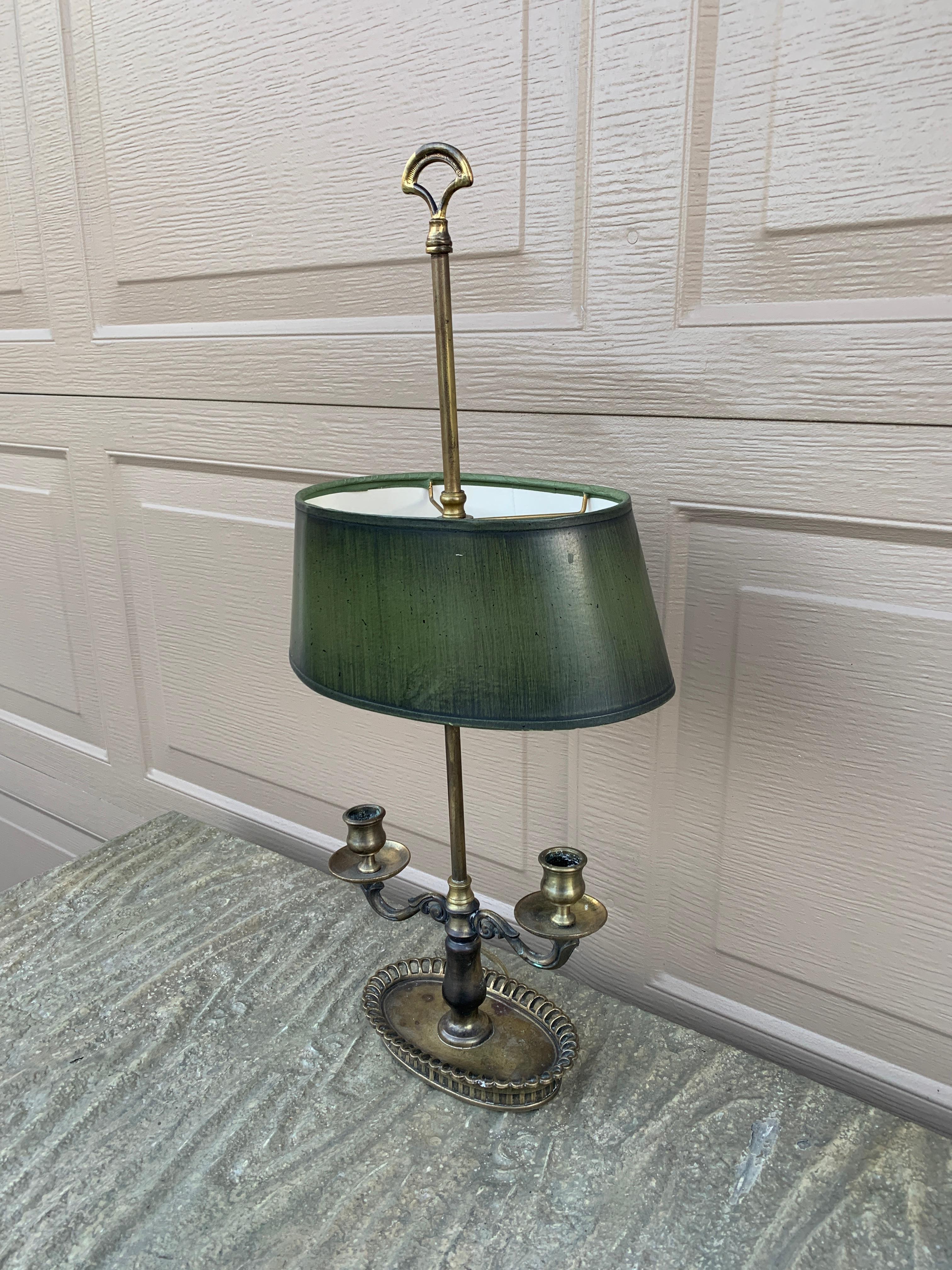 Französische Bouillotte-Lampe aus Messing mit grünem Schirm aus der Mitte des 20. Jahrhunderts (Französische Provence) im Angebot