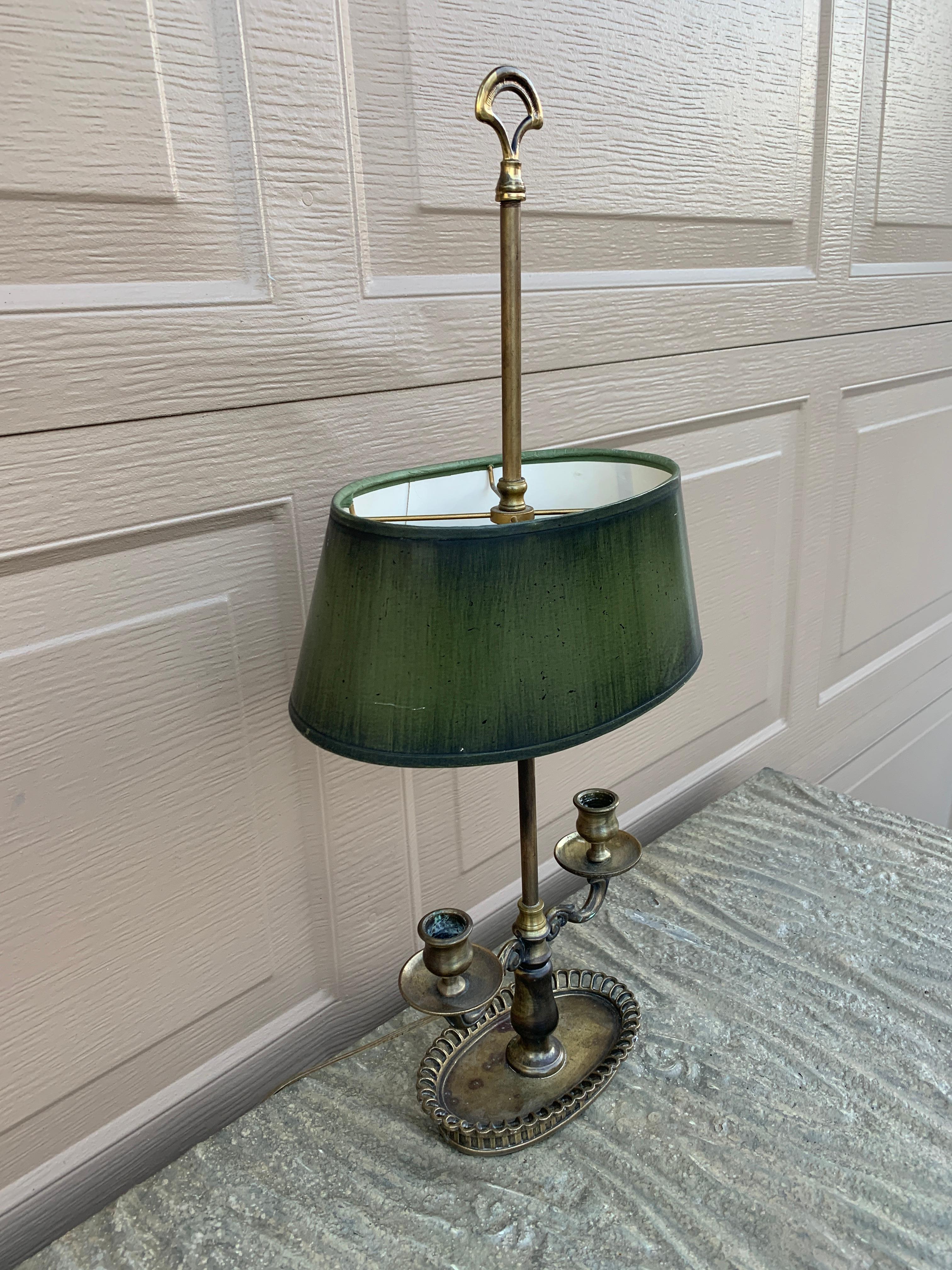 Französische Bouillotte-Lampe aus Messing mit grünem Schirm aus der Mitte des 20. Jahrhunderts (amerikanisch) im Angebot