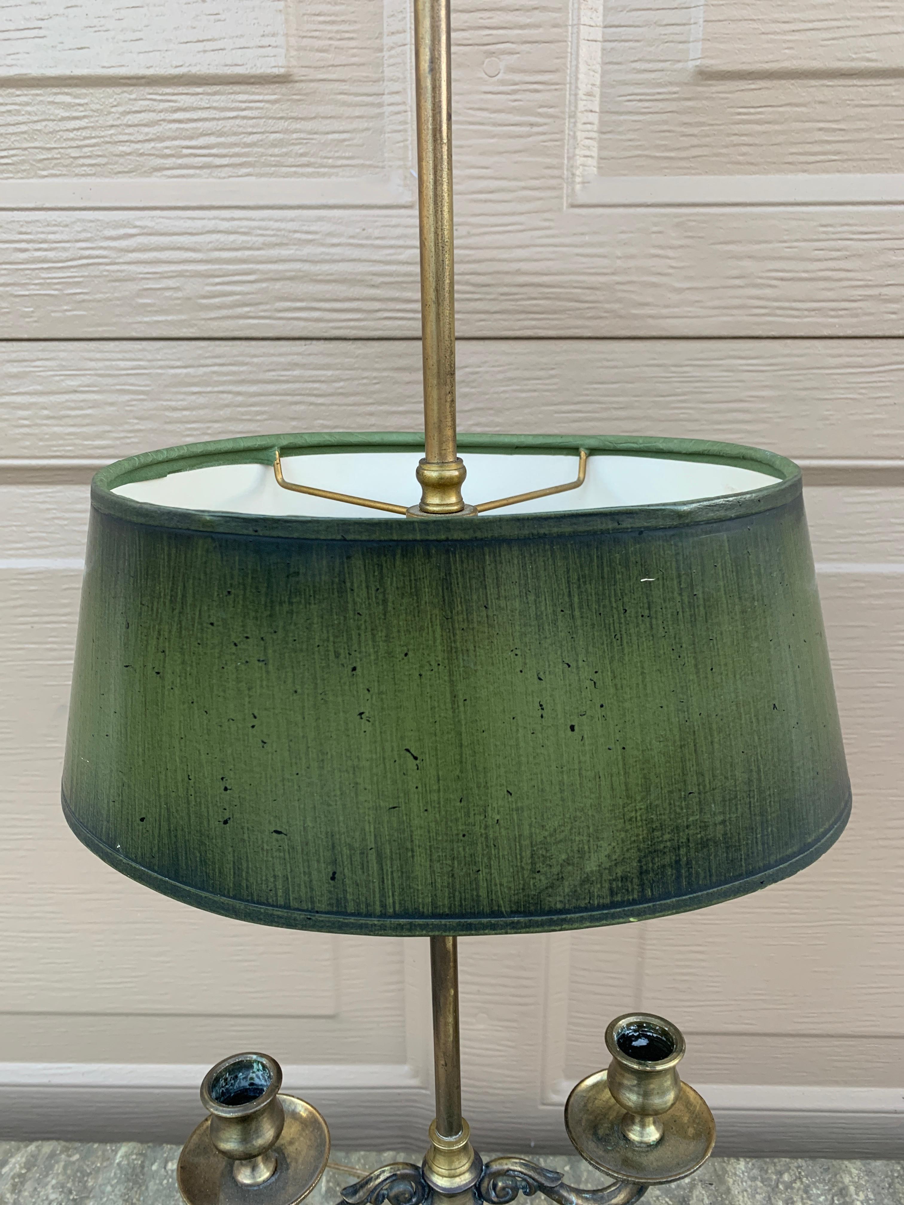 Französische Bouillotte-Lampe aus Messing mit grünem Schirm aus der Mitte des 20. Jahrhunderts im Angebot 1