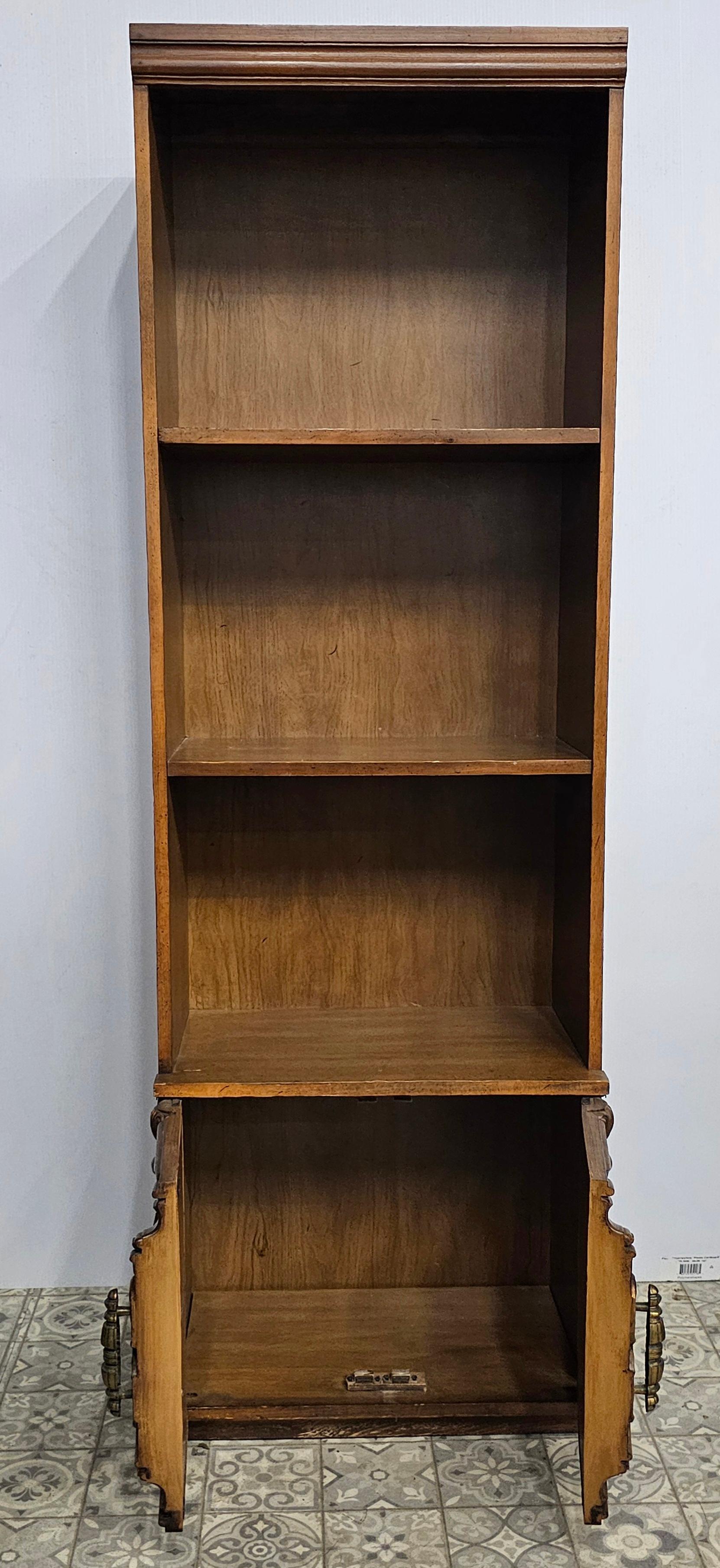 Libreria stretta in stile provinciale francese della metà del XX secolo con finitura in noce. Misura 23,5