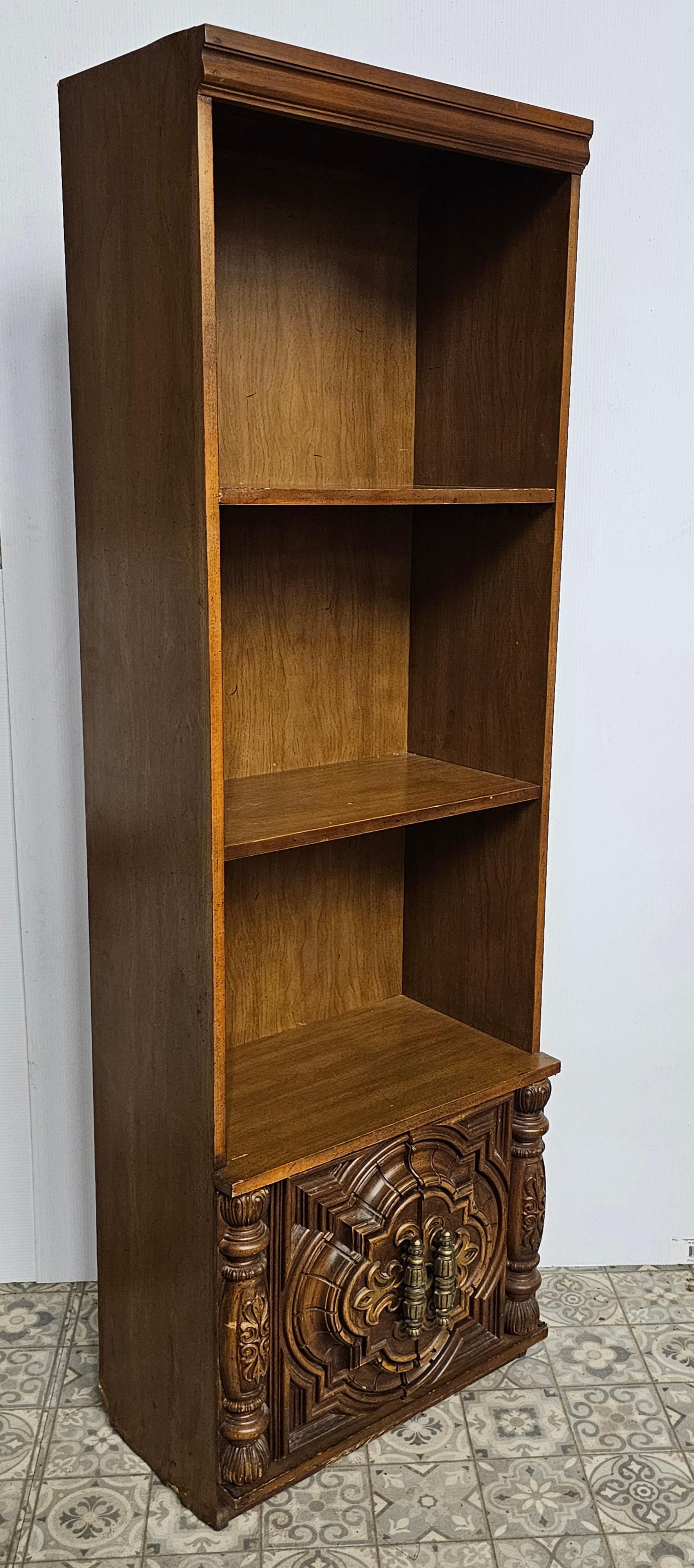 Mid-Century moderno Libreria stretta in noce in stile provinciale francese della metà del XX secolo in vendita