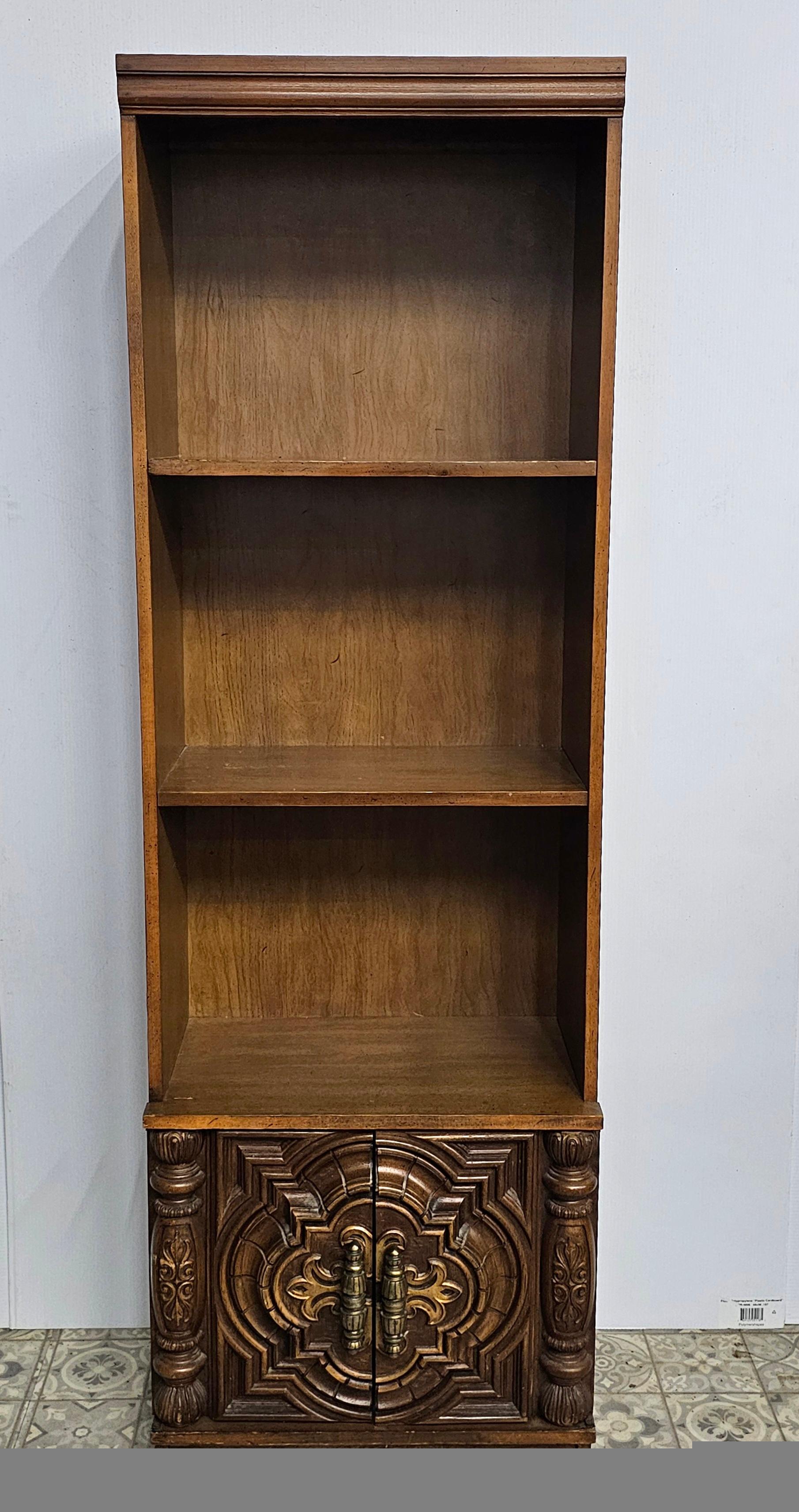 Libreria stretta in noce in stile provinciale francese della metà del XX secolo In condizioni buone in vendita a Germantown, MD