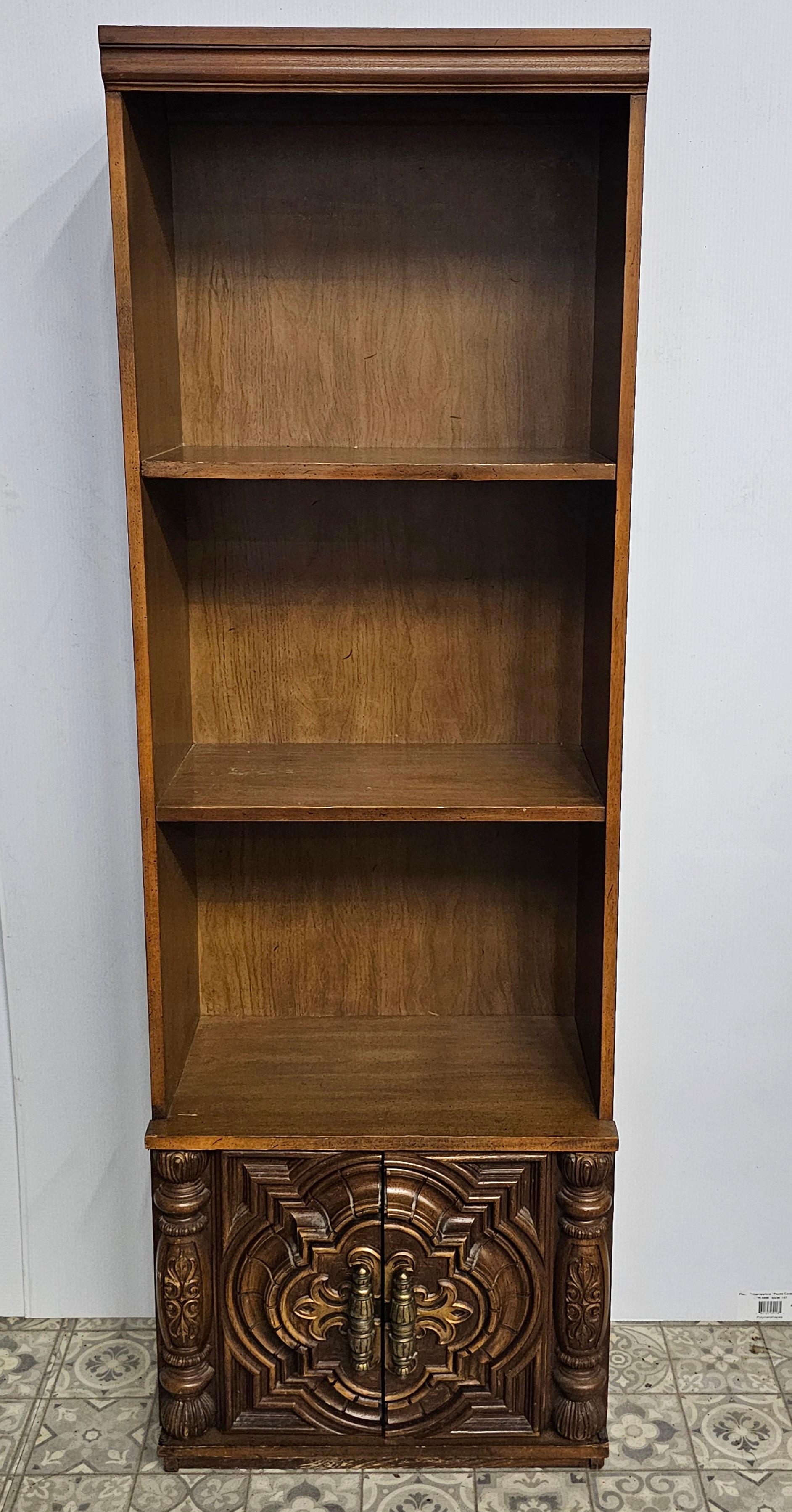 Legno Libreria stretta in noce in stile provinciale francese della metà del XX secolo in vendita
