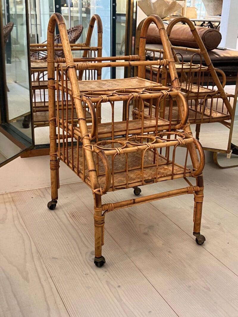 Favoloso carrello da bar / carrello per bevande in rattan / vimini di bambù, proveniente dalla Francia.

Il carrello è dotato di supporti per 6 bottiglie e di ruote in ottone.

Patina super.