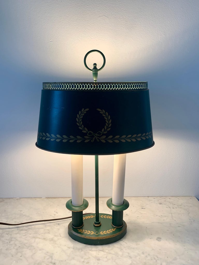 Französische Regency-Bouillotte-Lampe aus grünem und goldenem Zinn, Mitte  des 20. Jahrhunderts im Angebot bei 1stDibs